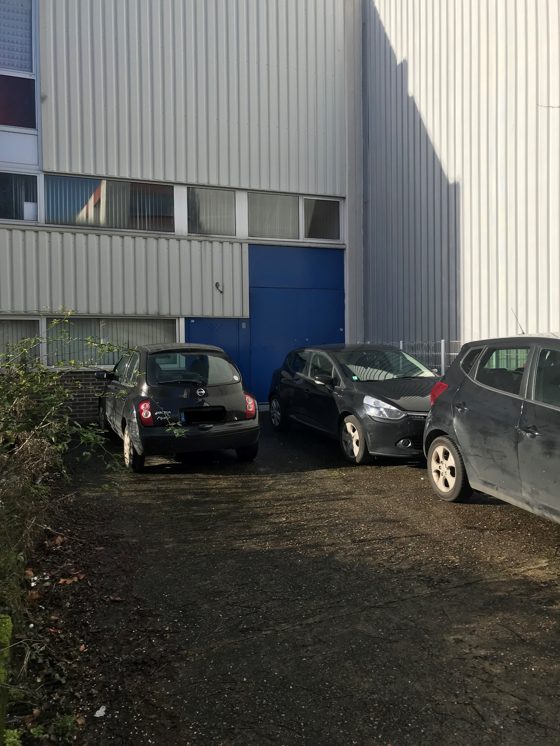 Local de stockage avec 4 places de parking