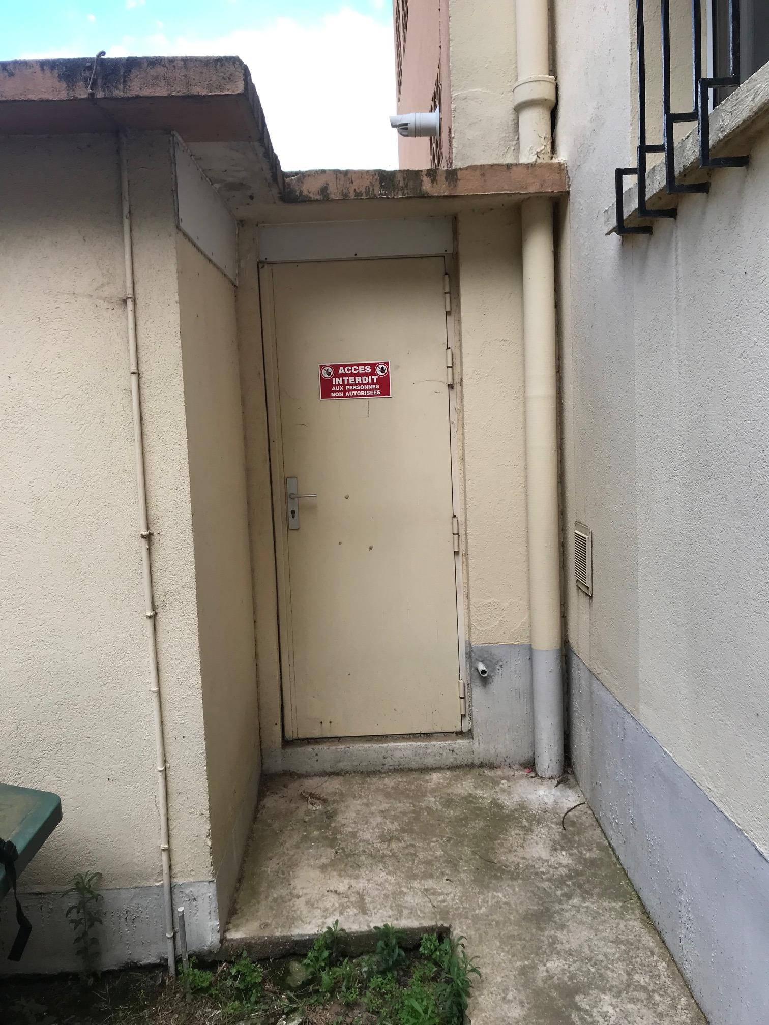 Espace sécurisée par porte blindée. Sol carrelé. La