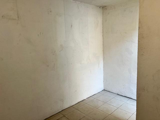Espace sécurisée par porte blindée. Sol carrelé. La