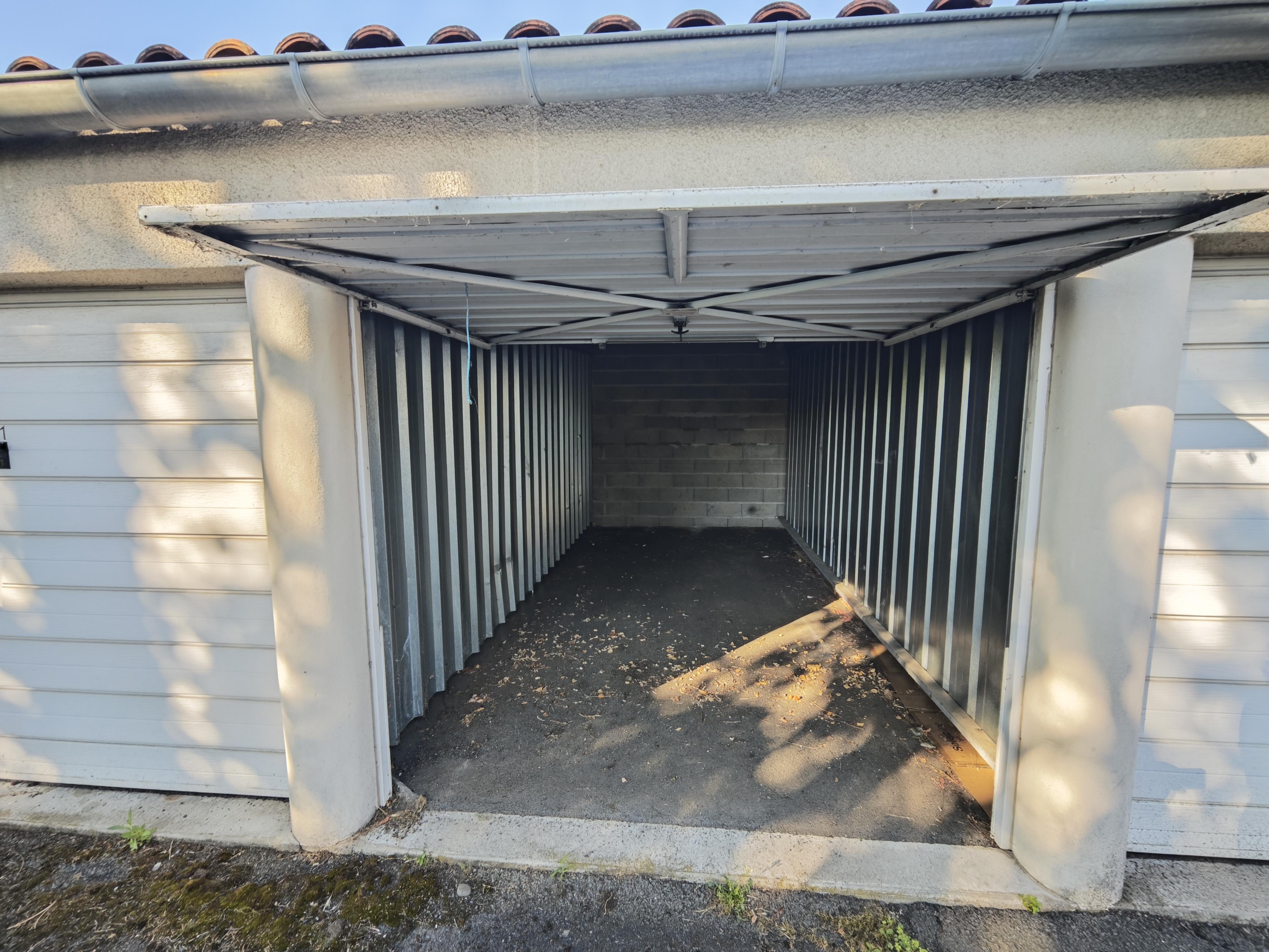Garage/ Box 15m² - Le Cendre