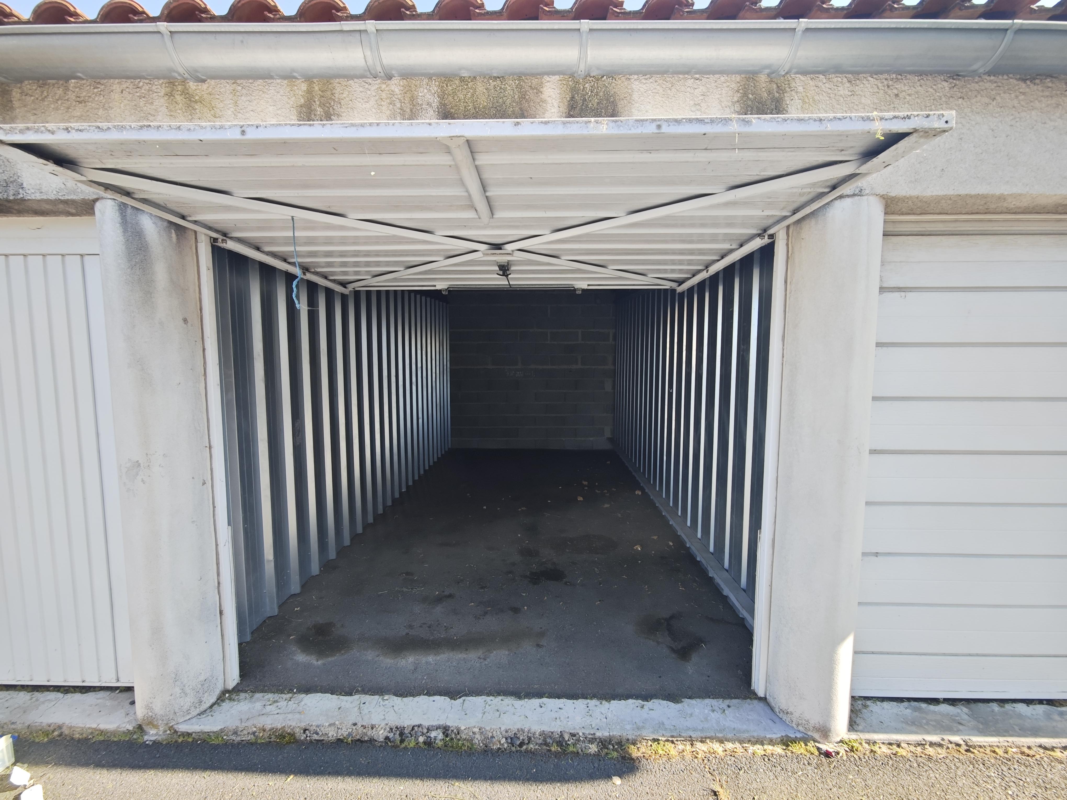 Garage/ Box 15m² - Le Cendre