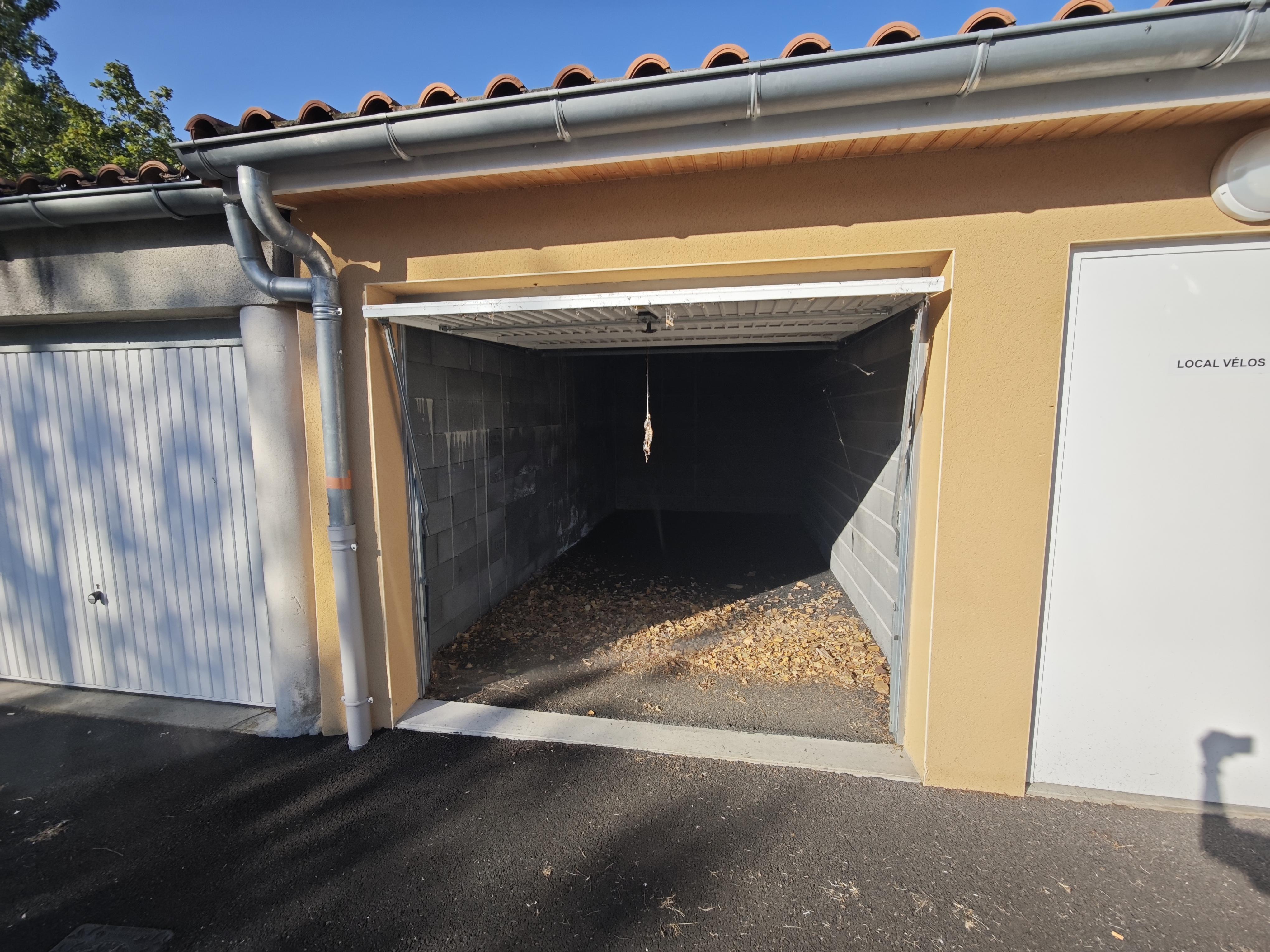 Garage/ Box 15m² - Le Cendre
