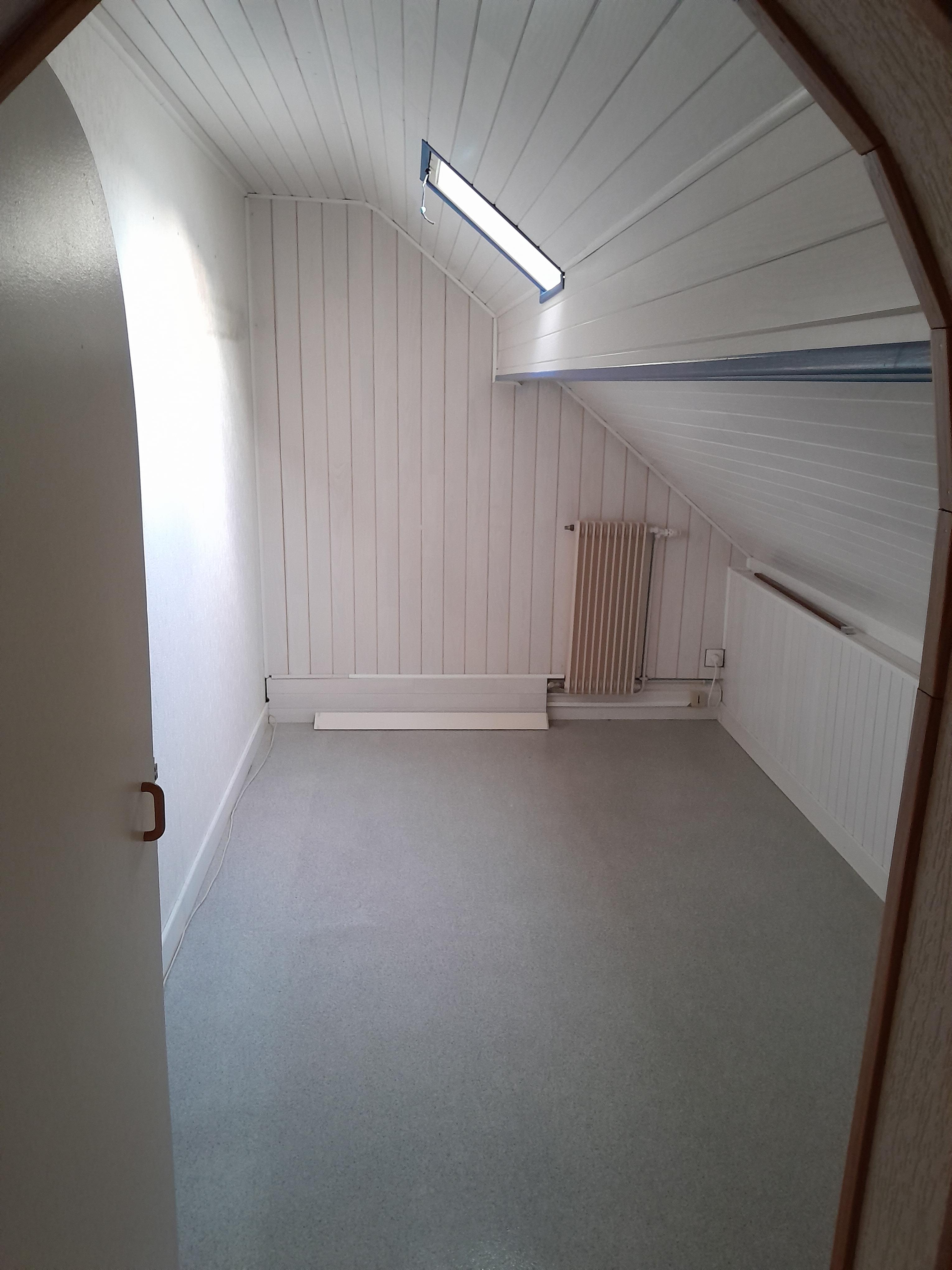 Pièce sèche pour entreposage/lieu sain (attention 2 escaliers