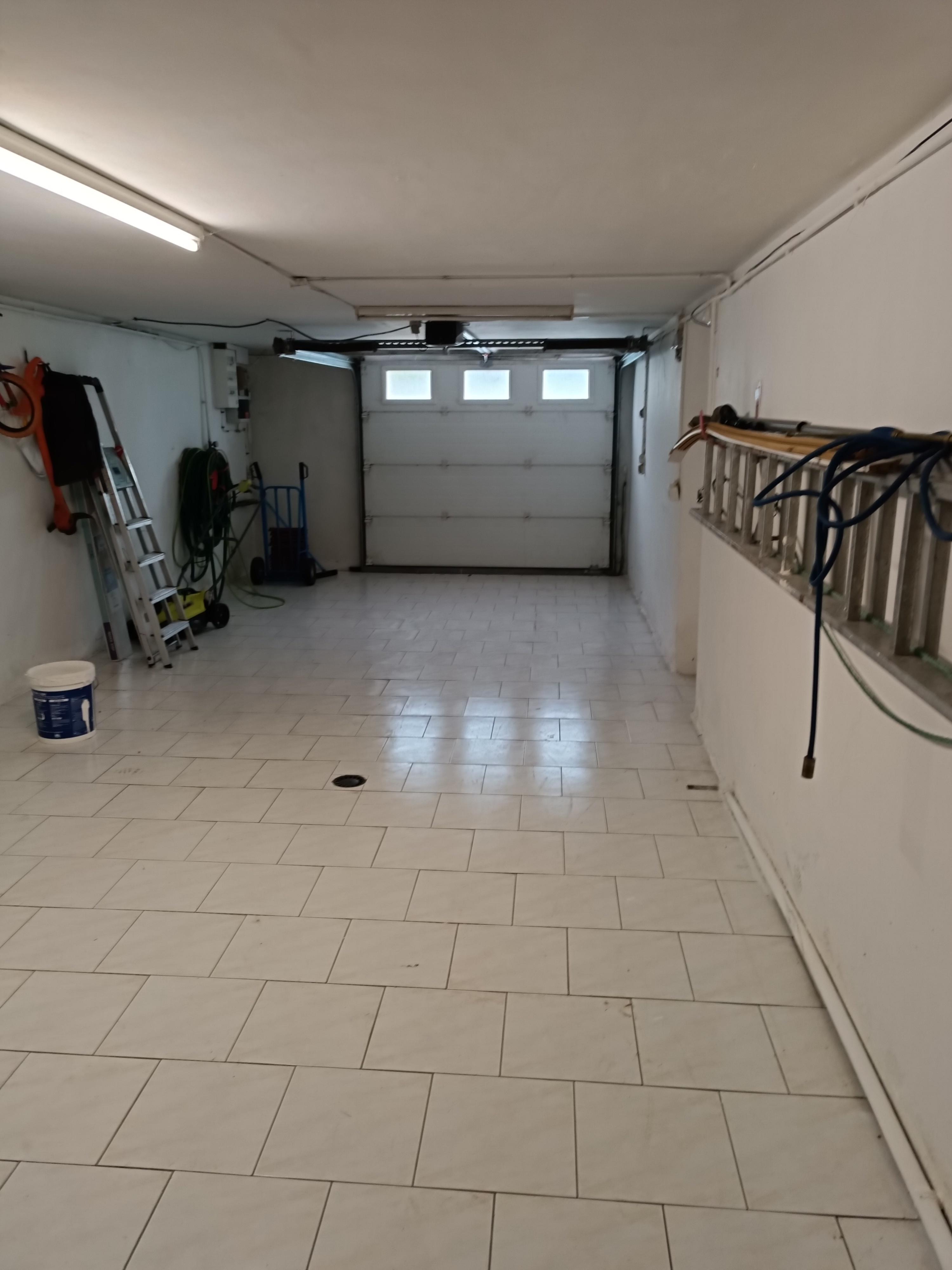 Garage place de Parking/ Alarme
