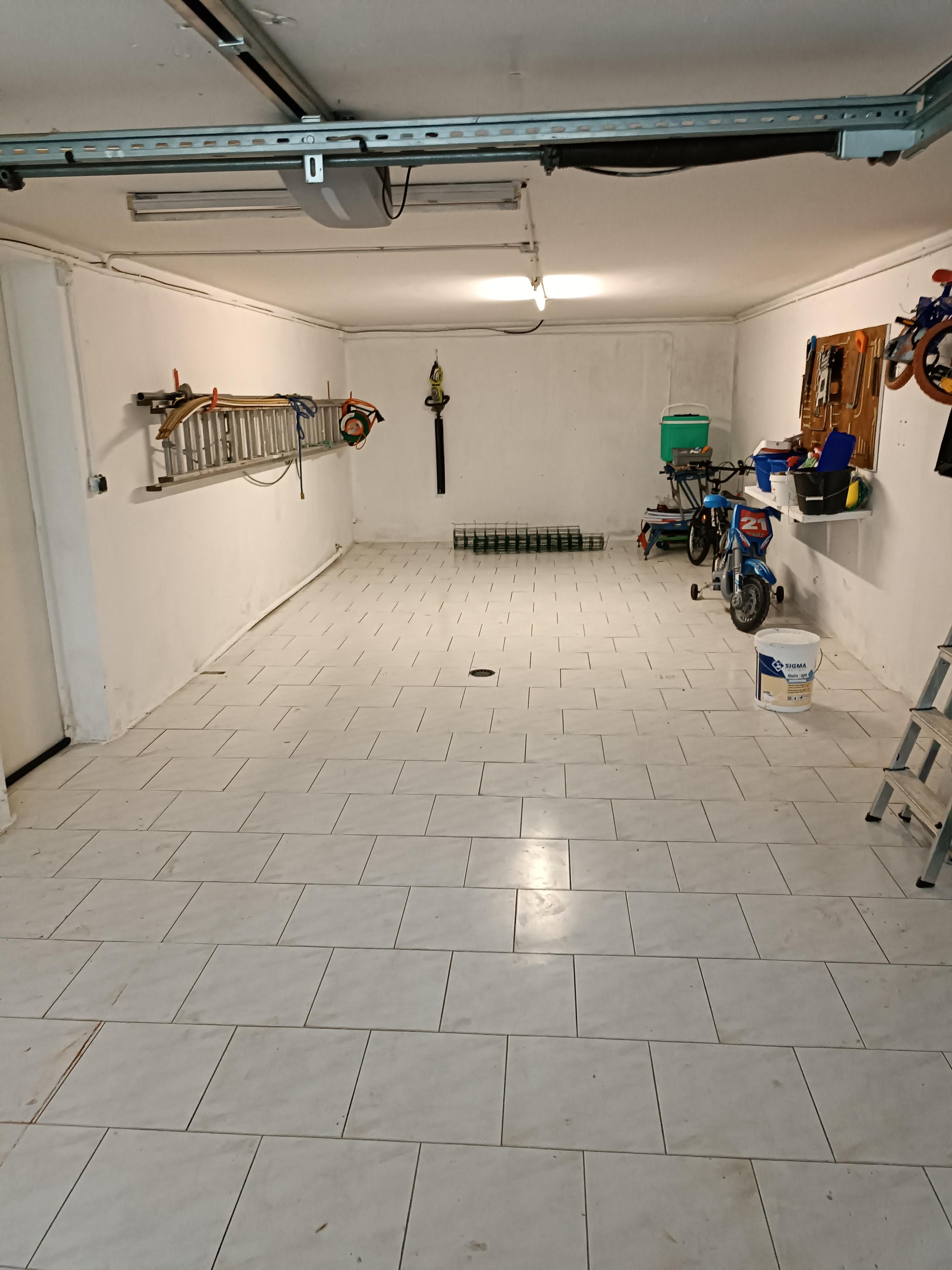 Garage place de Parking/ Alarme