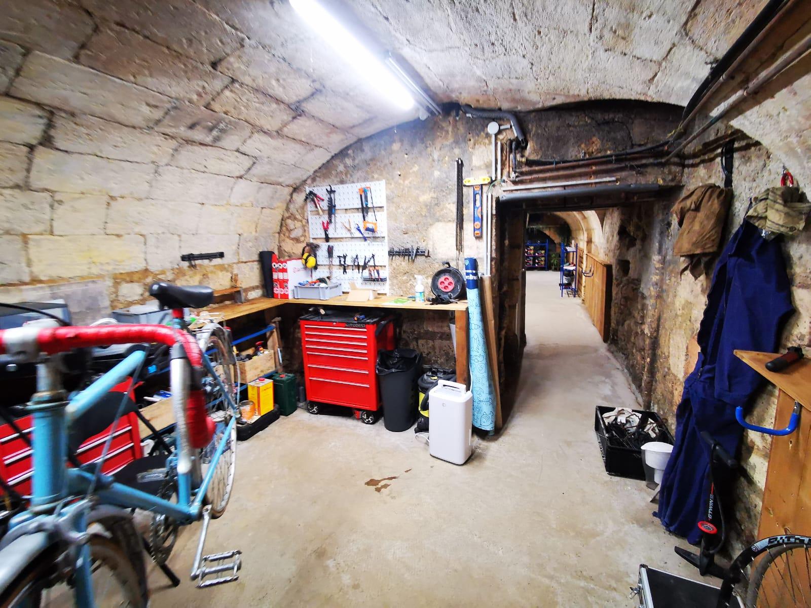 Cave de stockage sécurisé avec à l'eau et