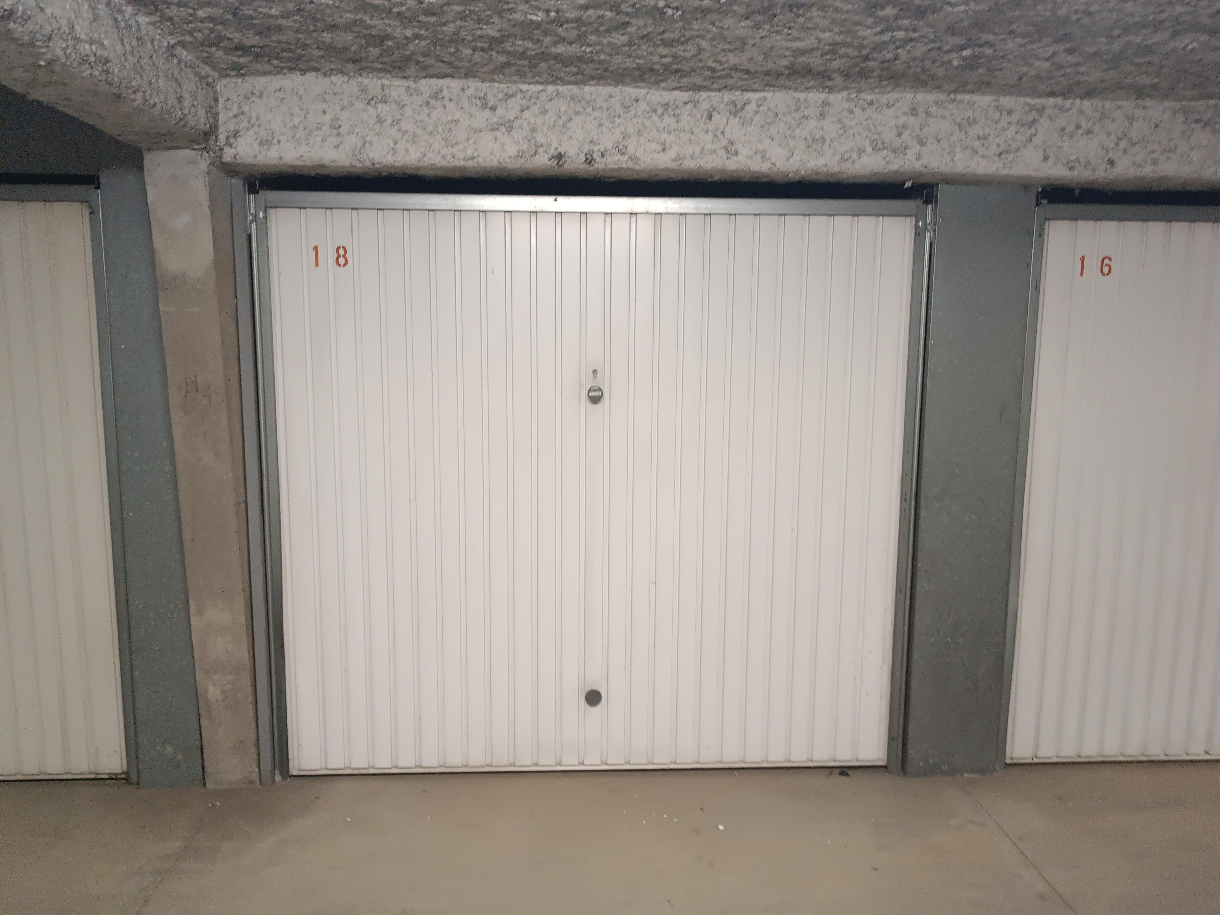 INTRA - Garage sécurisé à louer pour stationnement