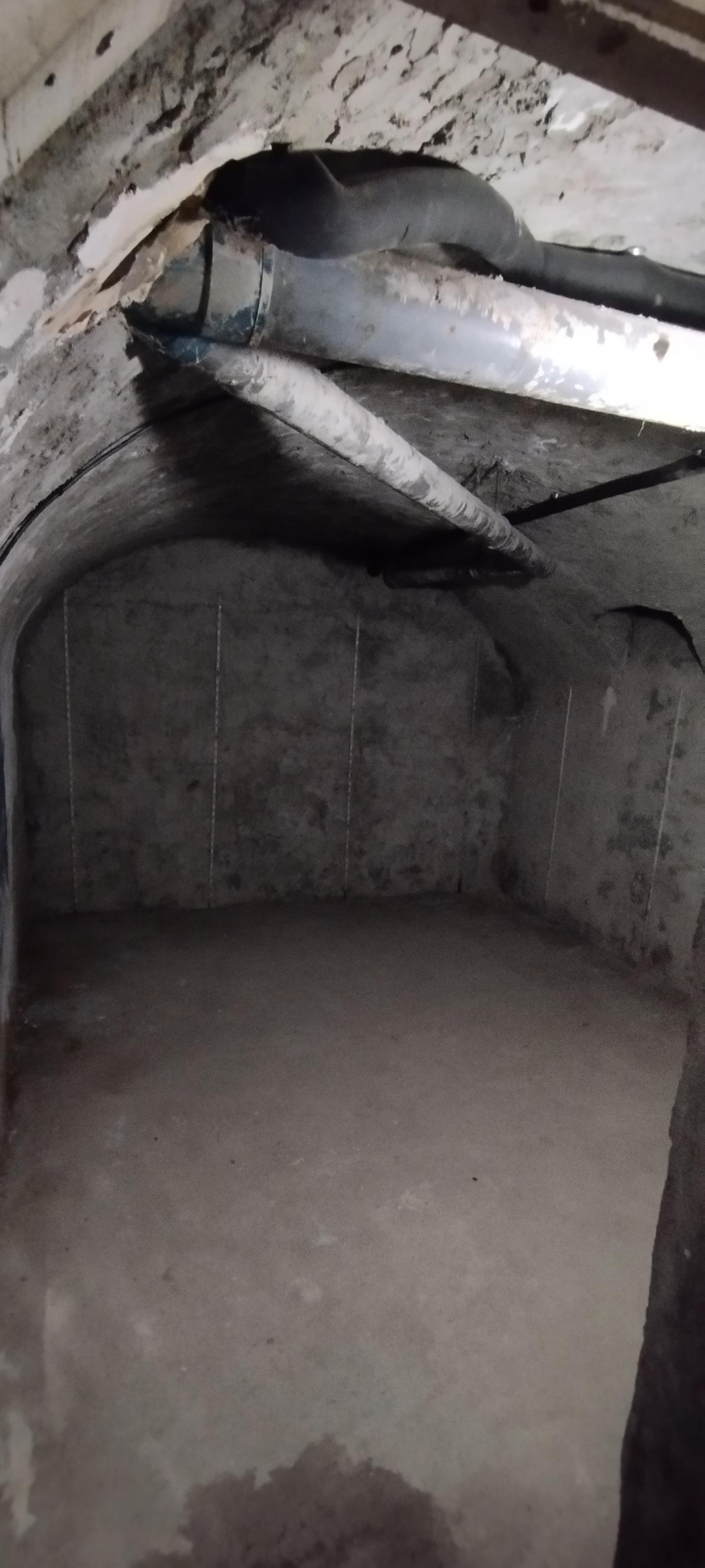 Grande cave 14m² situé à Paris 17e, métro
