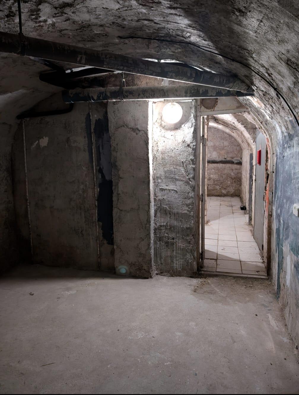 Grande cave 14m² situé à Paris 17e, métro