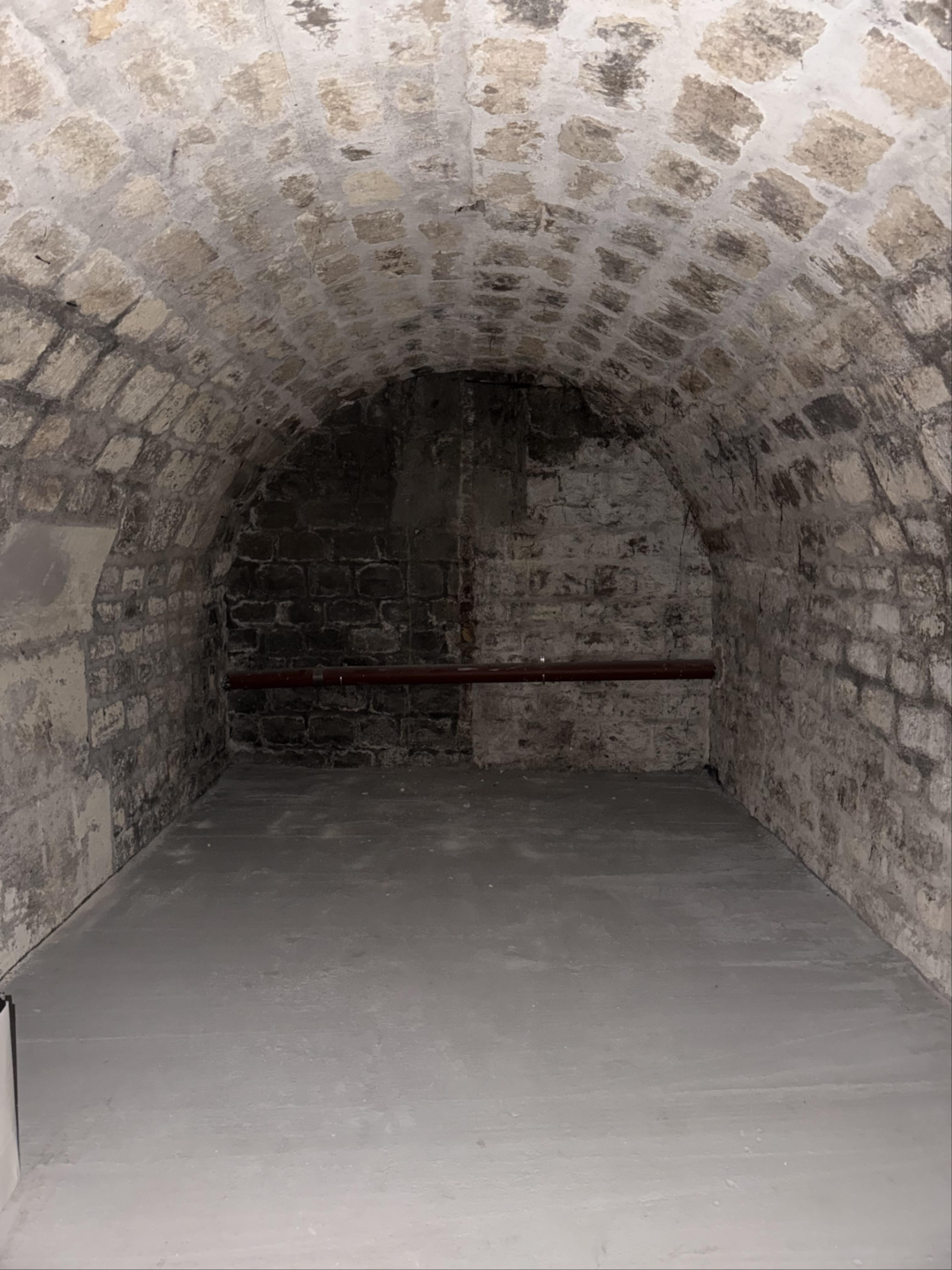 Cave de 14m2 avec sol en beton dans