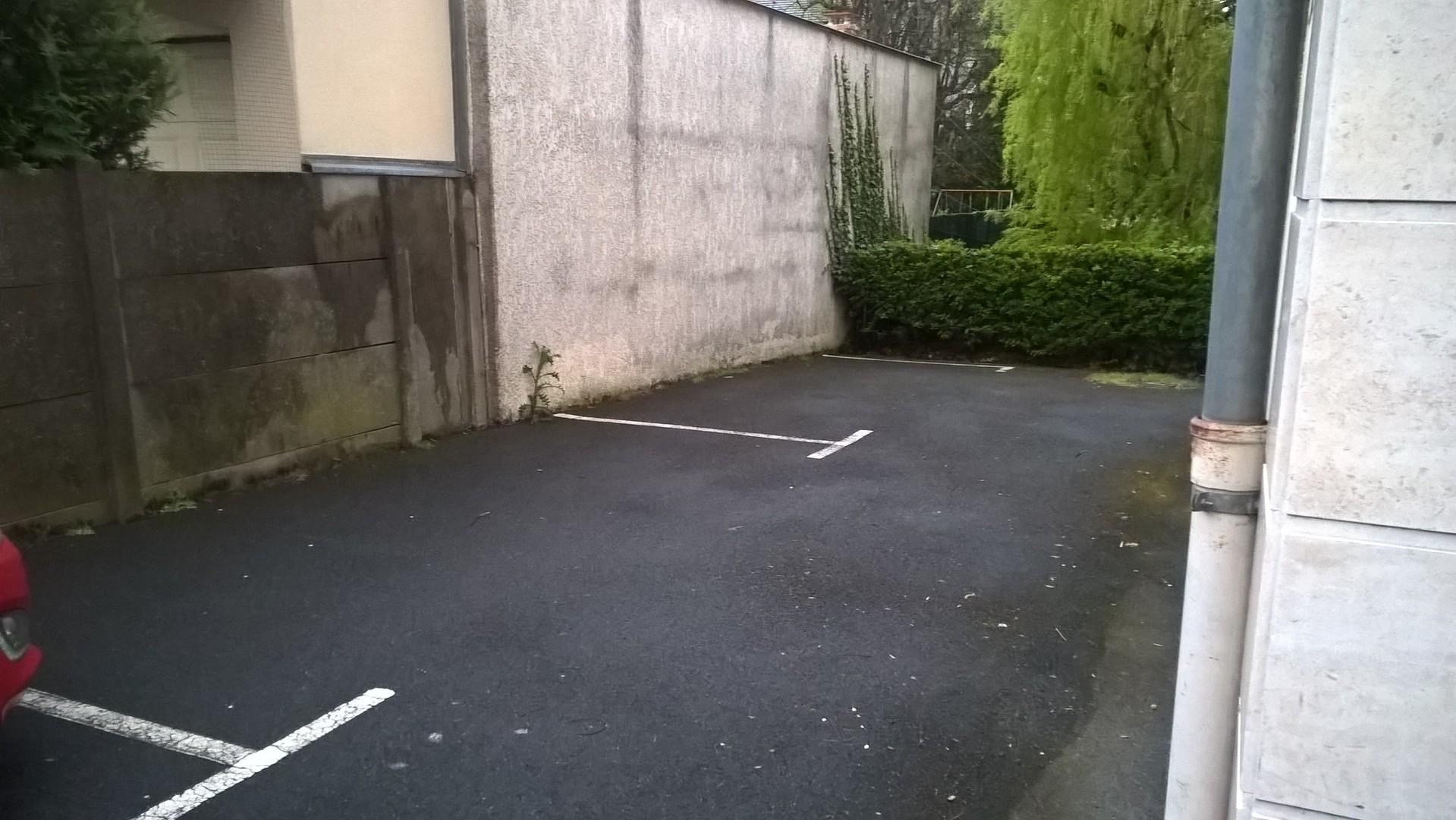 Grande place de parking (10 mètres de long)