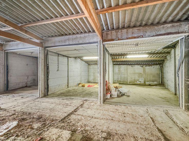 BOX DE STOCKAGE DANS CLOS FERMÉ AVEC BARRIÈRE