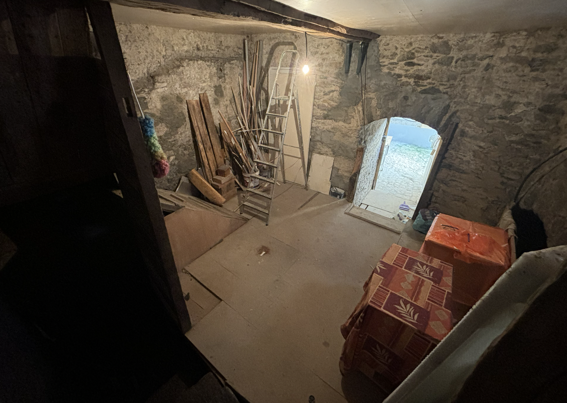 Cave 29m2 - 2 Rue des Cures, XXXXX