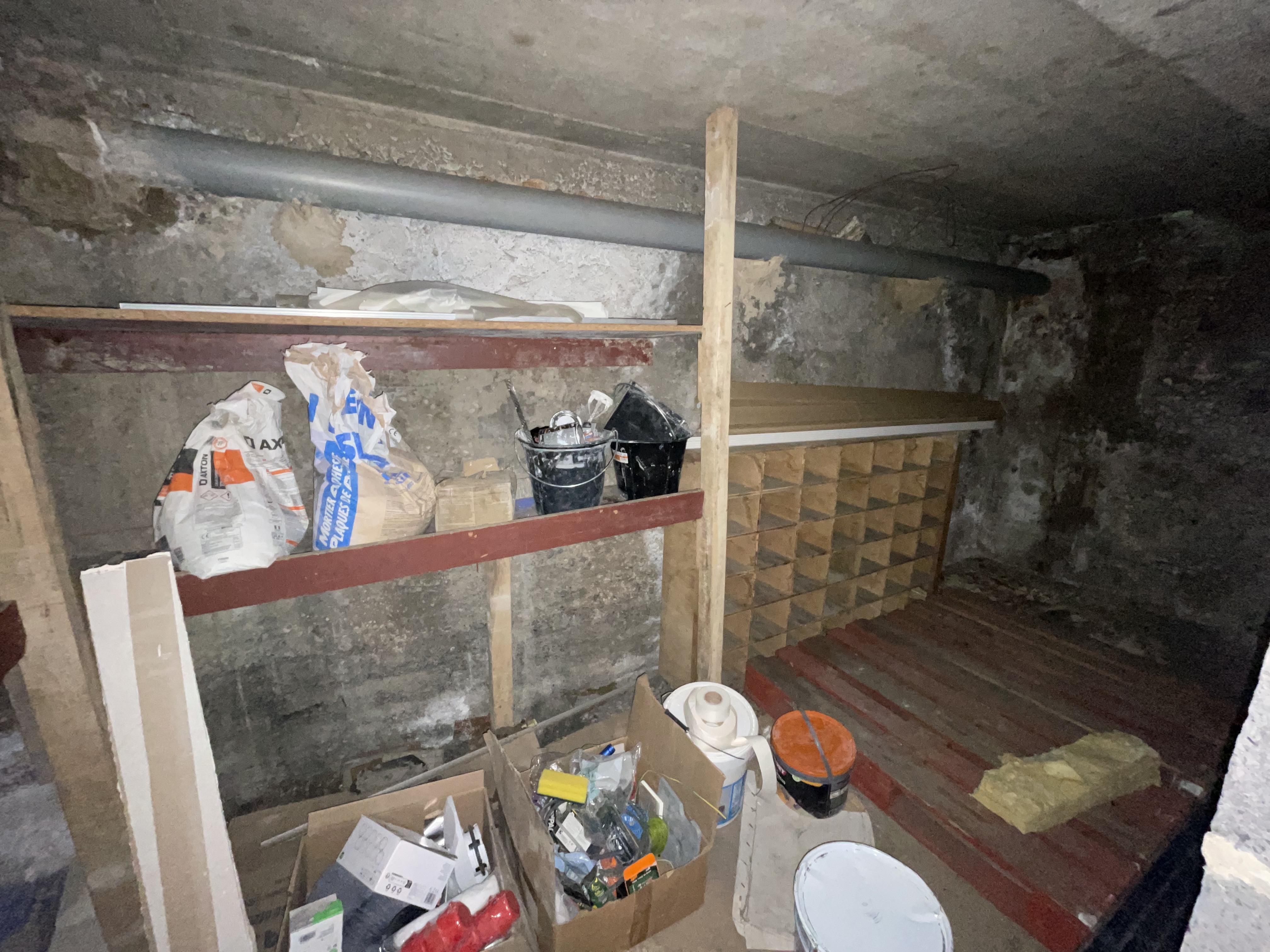 Cave au demi sous sol Saint Louis Jean