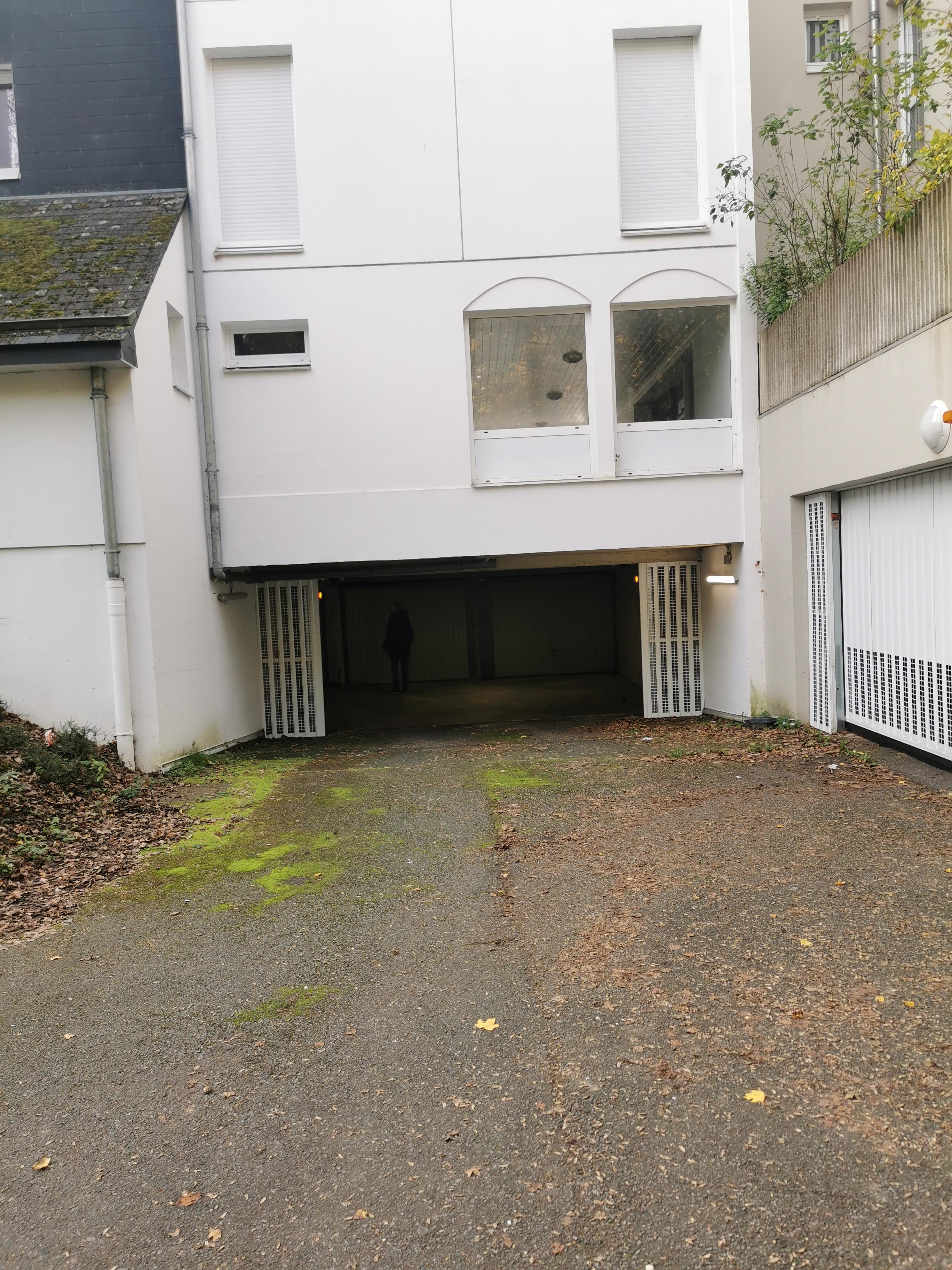 Garage fermé et sécurisé