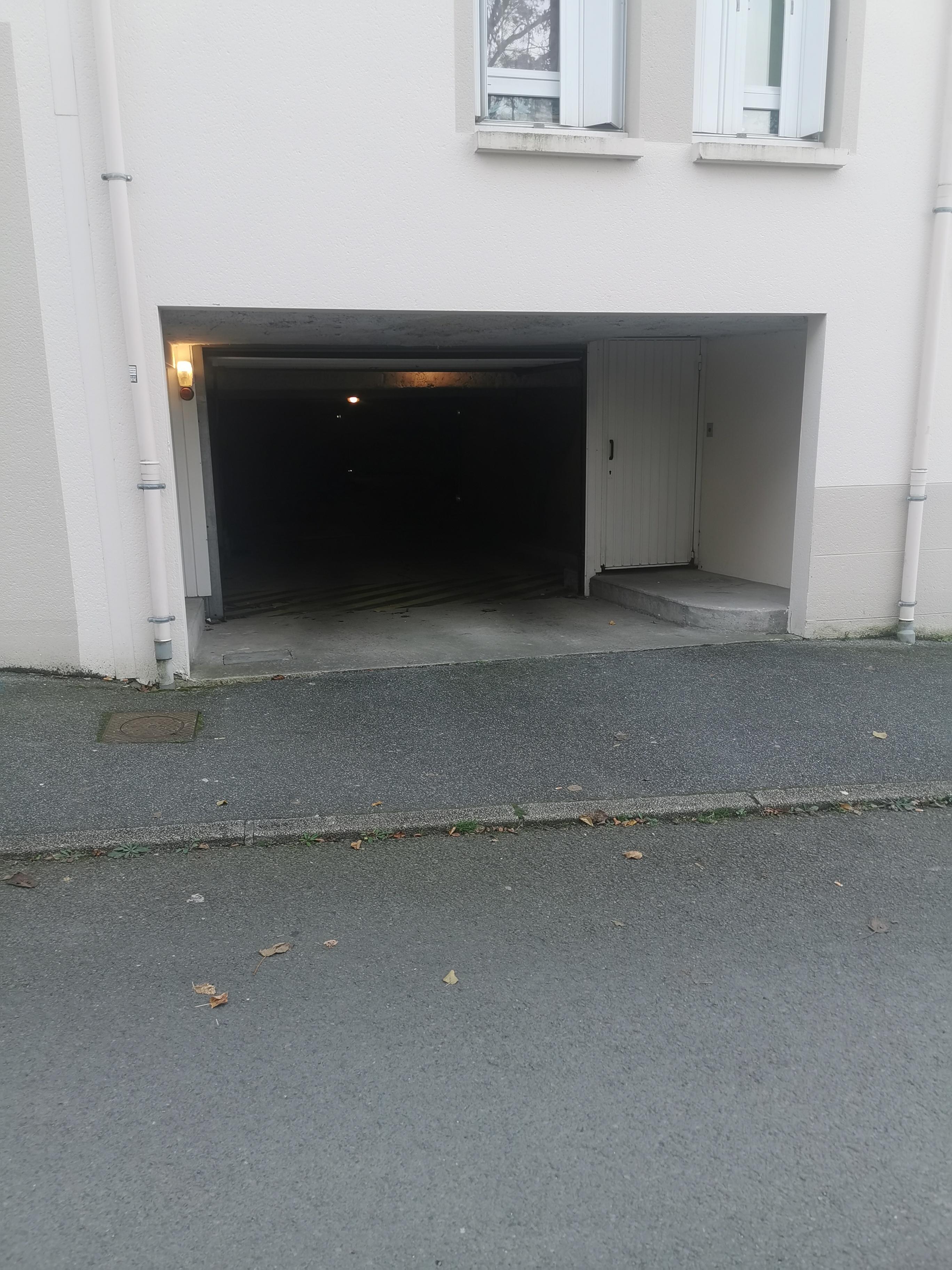 Garage fermé et sécurisé