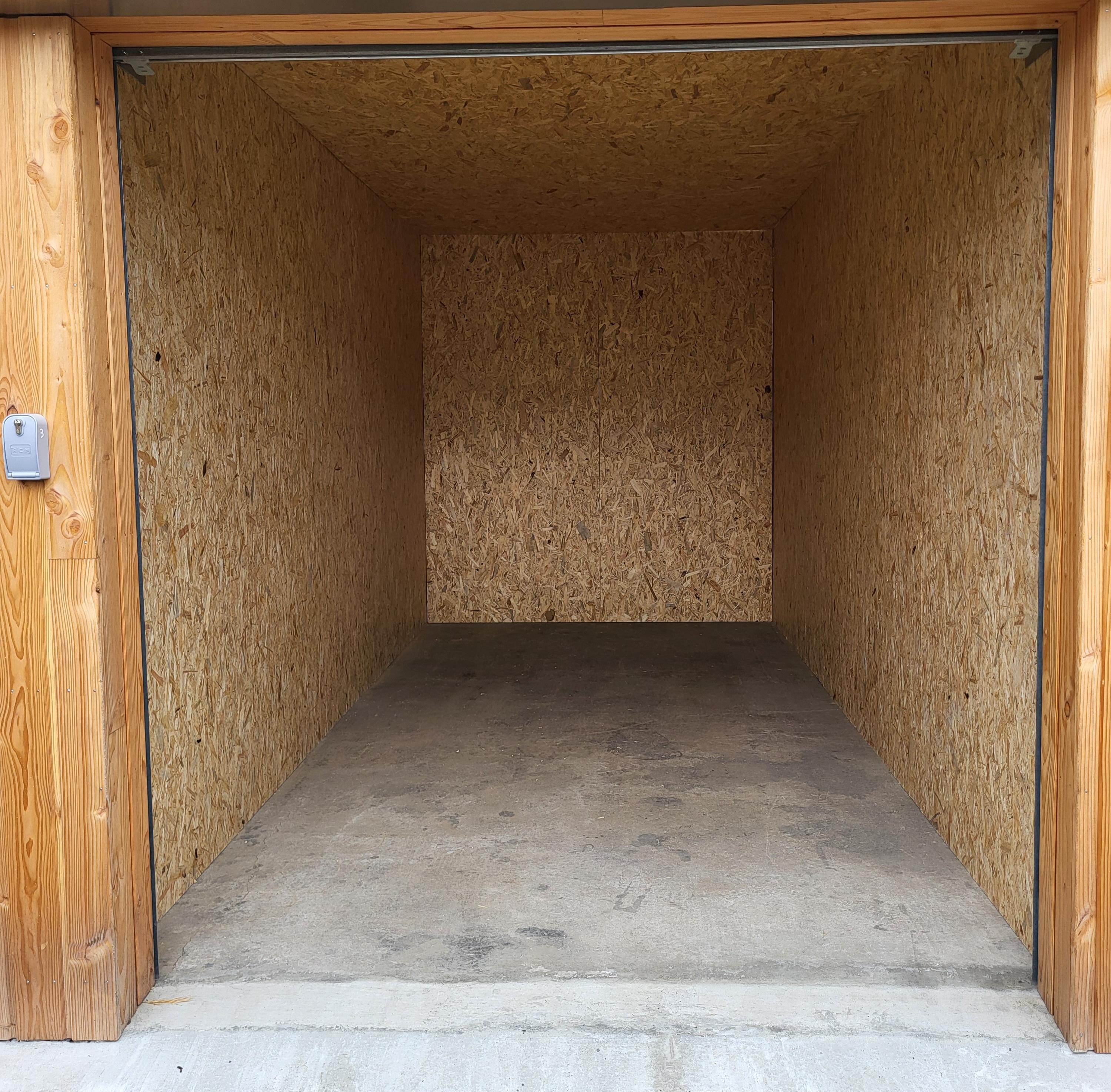 box en garage fermé porte motorisée de 12m2