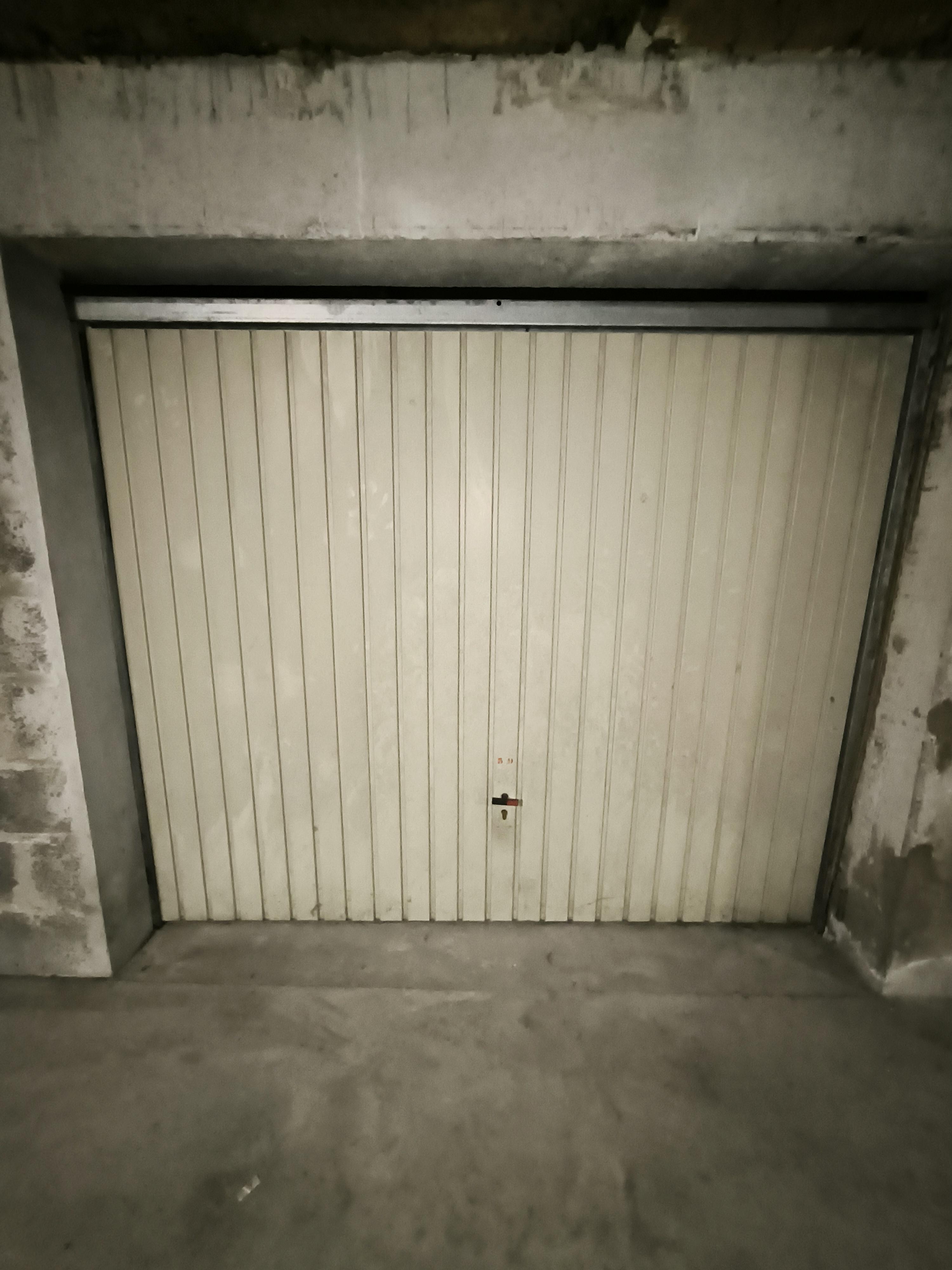 Grand garage fermé à Bizanos