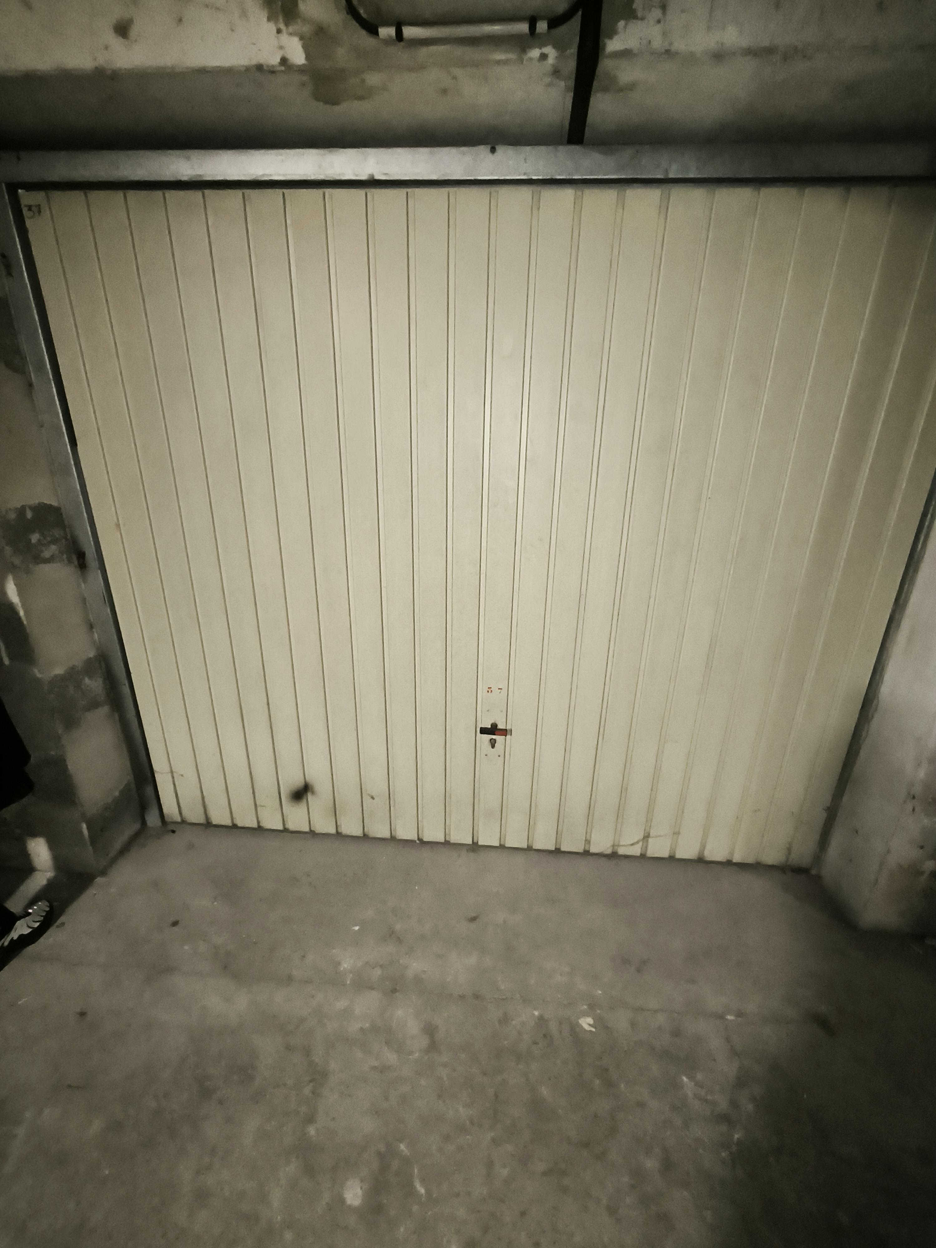 Grand garage sécurisé à Bizanos