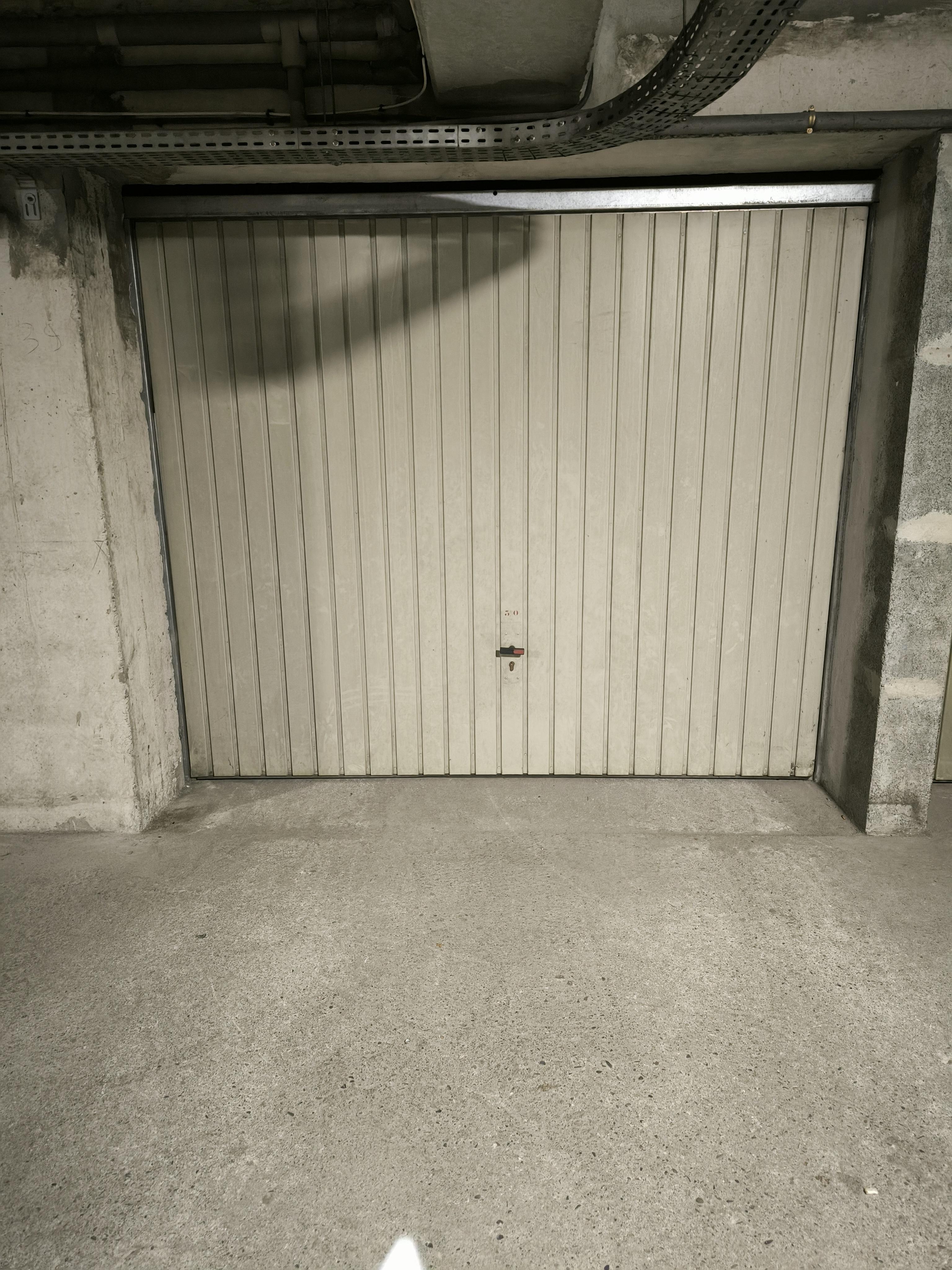 Grand garage sécurisé à Bizanos