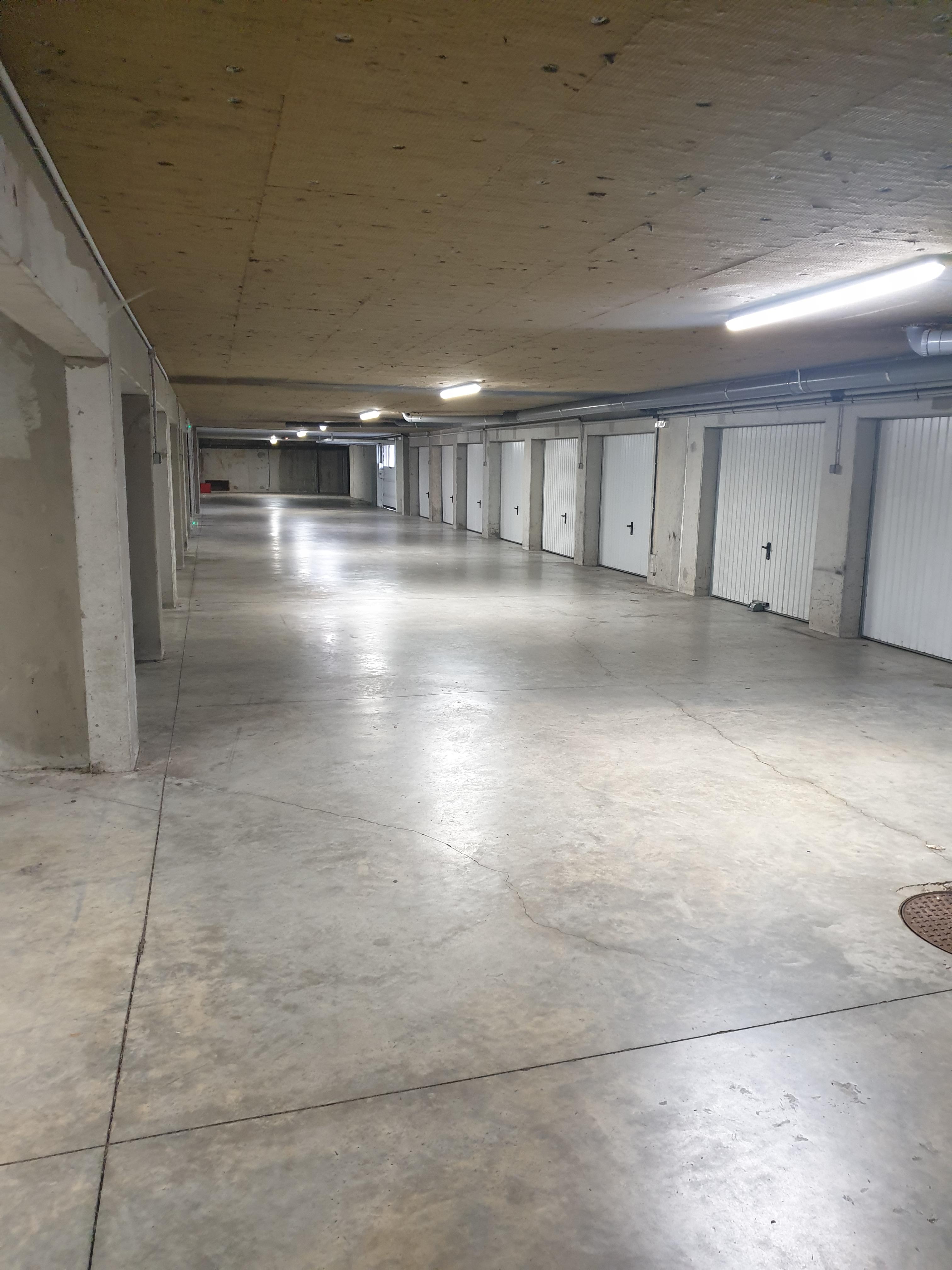 Garage/box sécurisé à louer