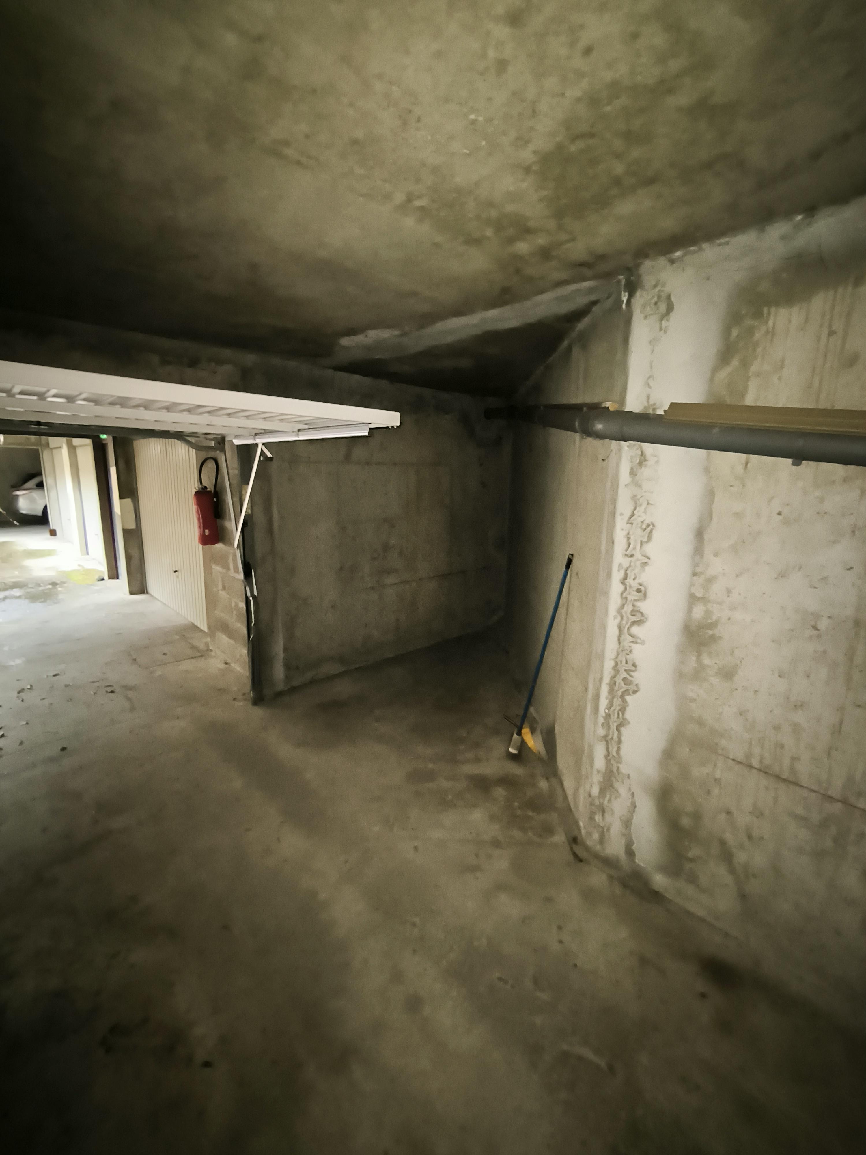 Grand garage sécurisé à louer