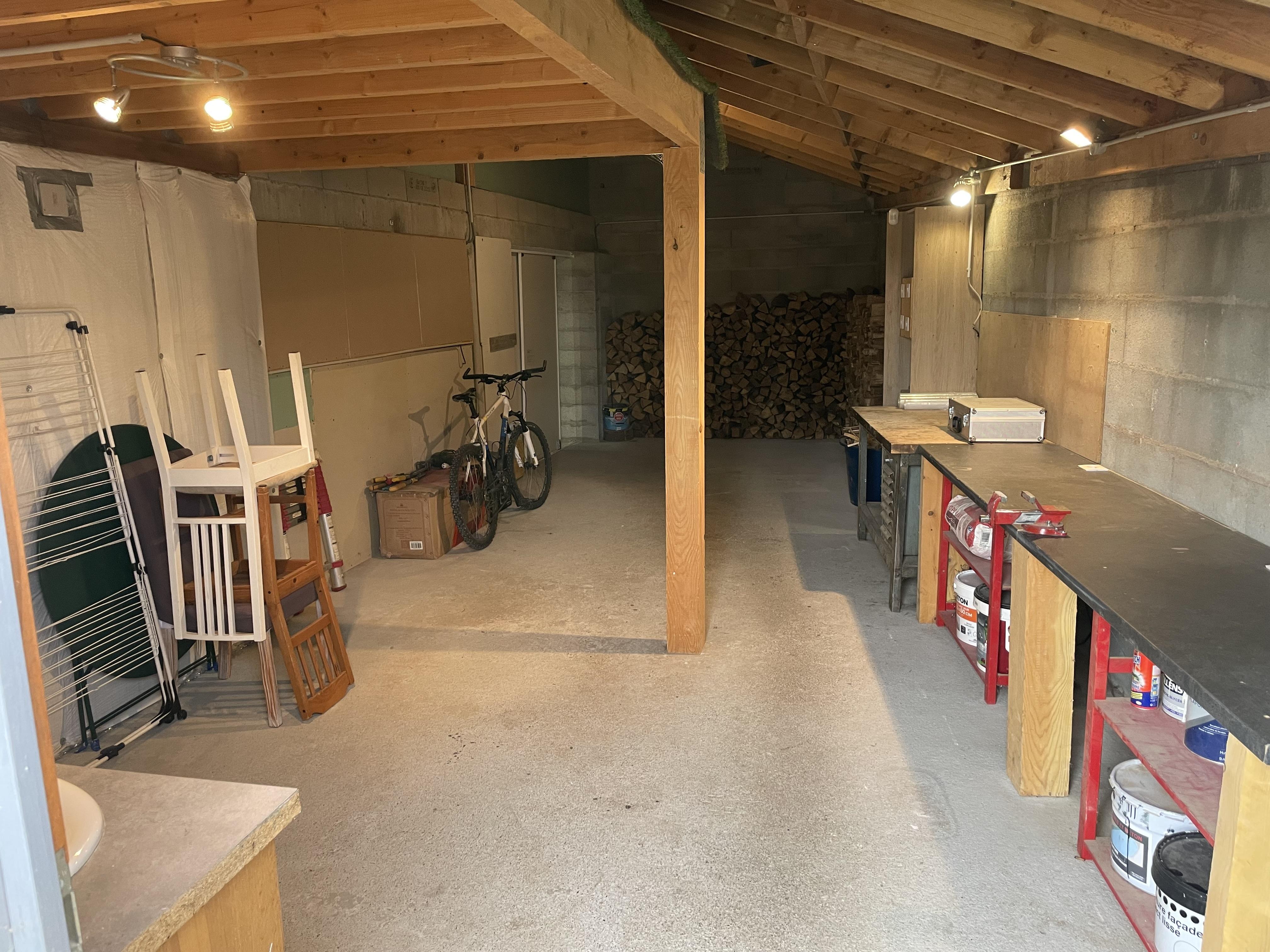 Local de stockage environ 30 m2 disponible sécurisé.