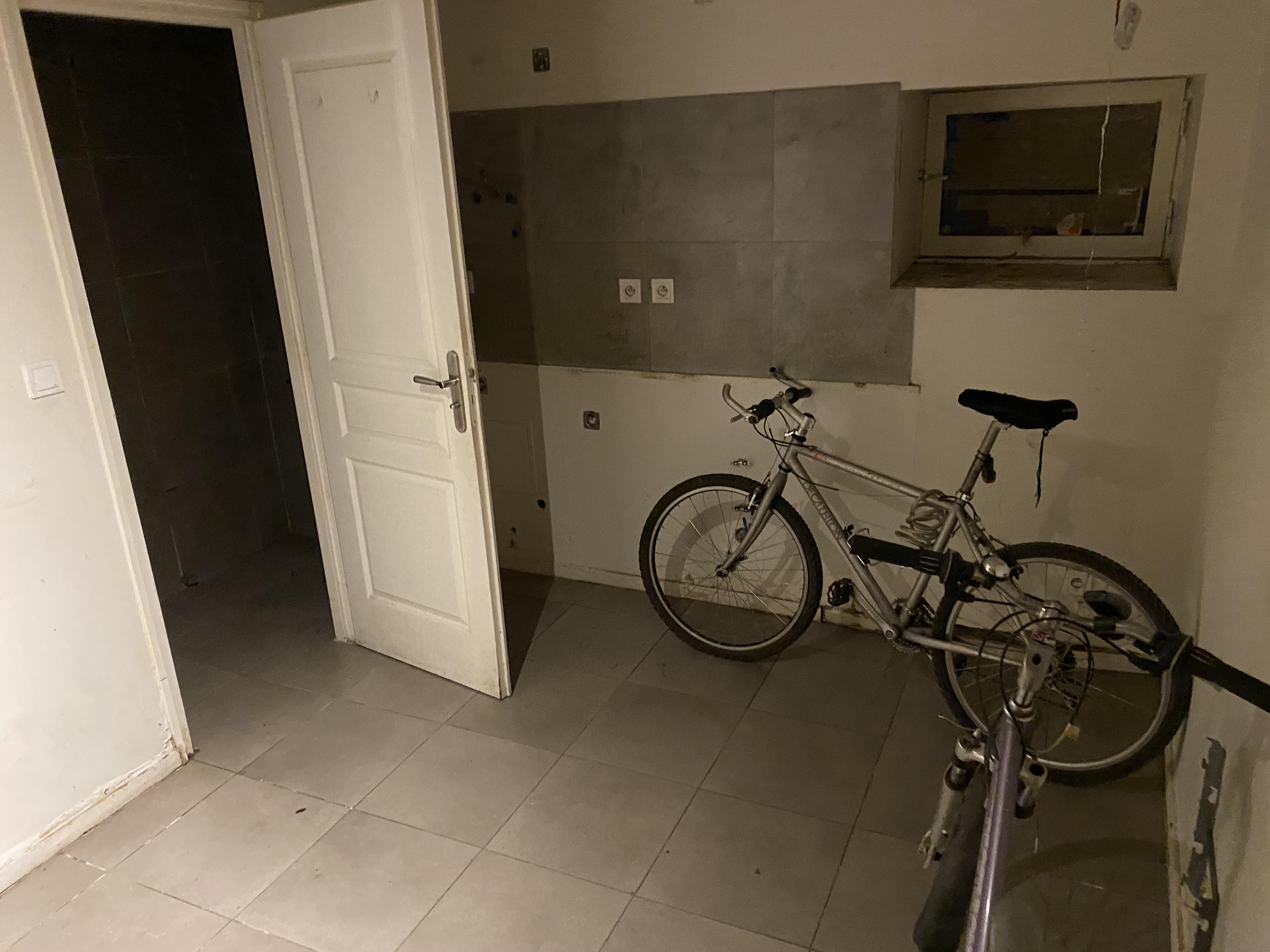 Cave en sous sol 4 lots 95m2 carrelée