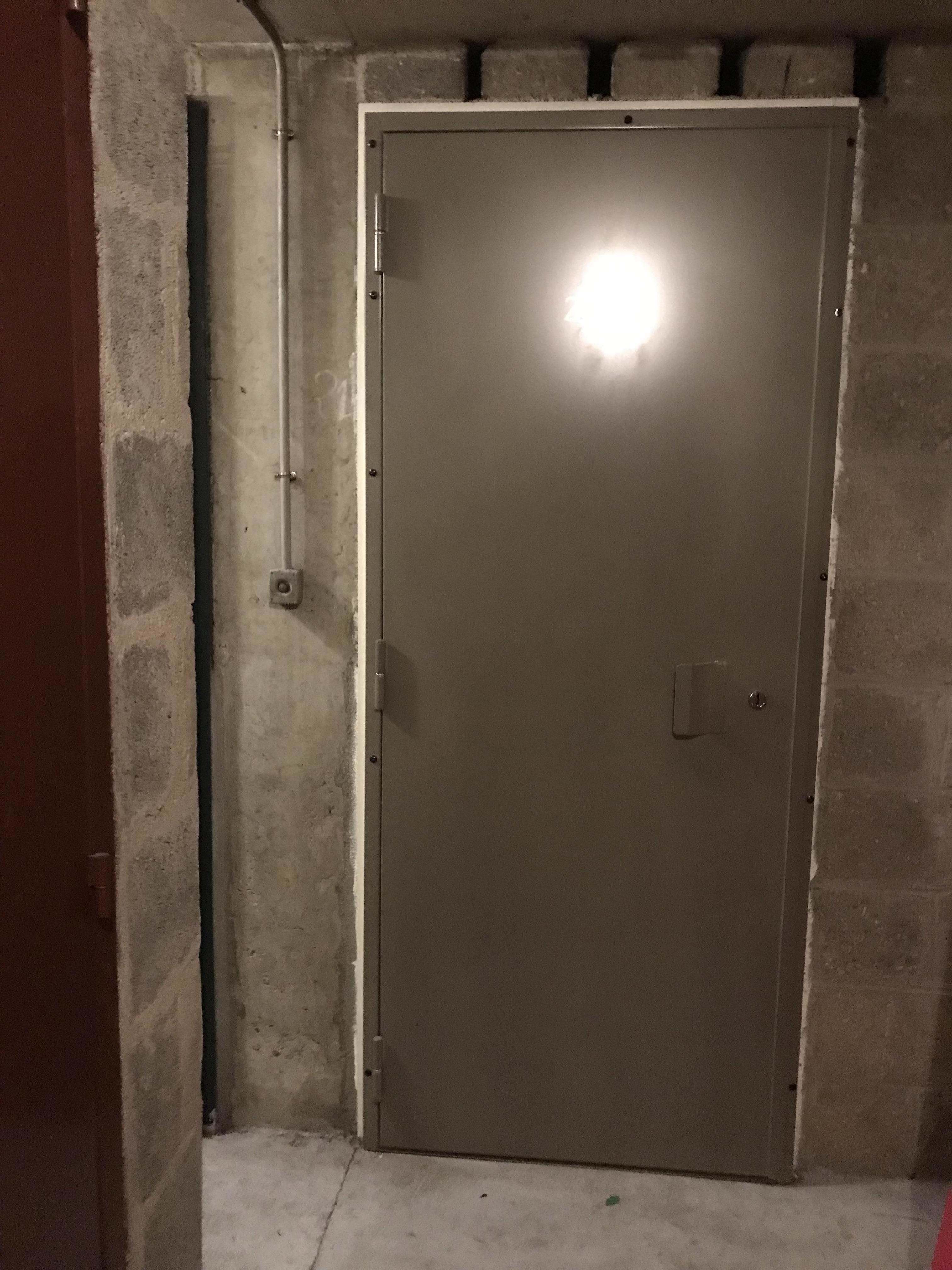 Cave sèche, équipée et blindée- A moins de
