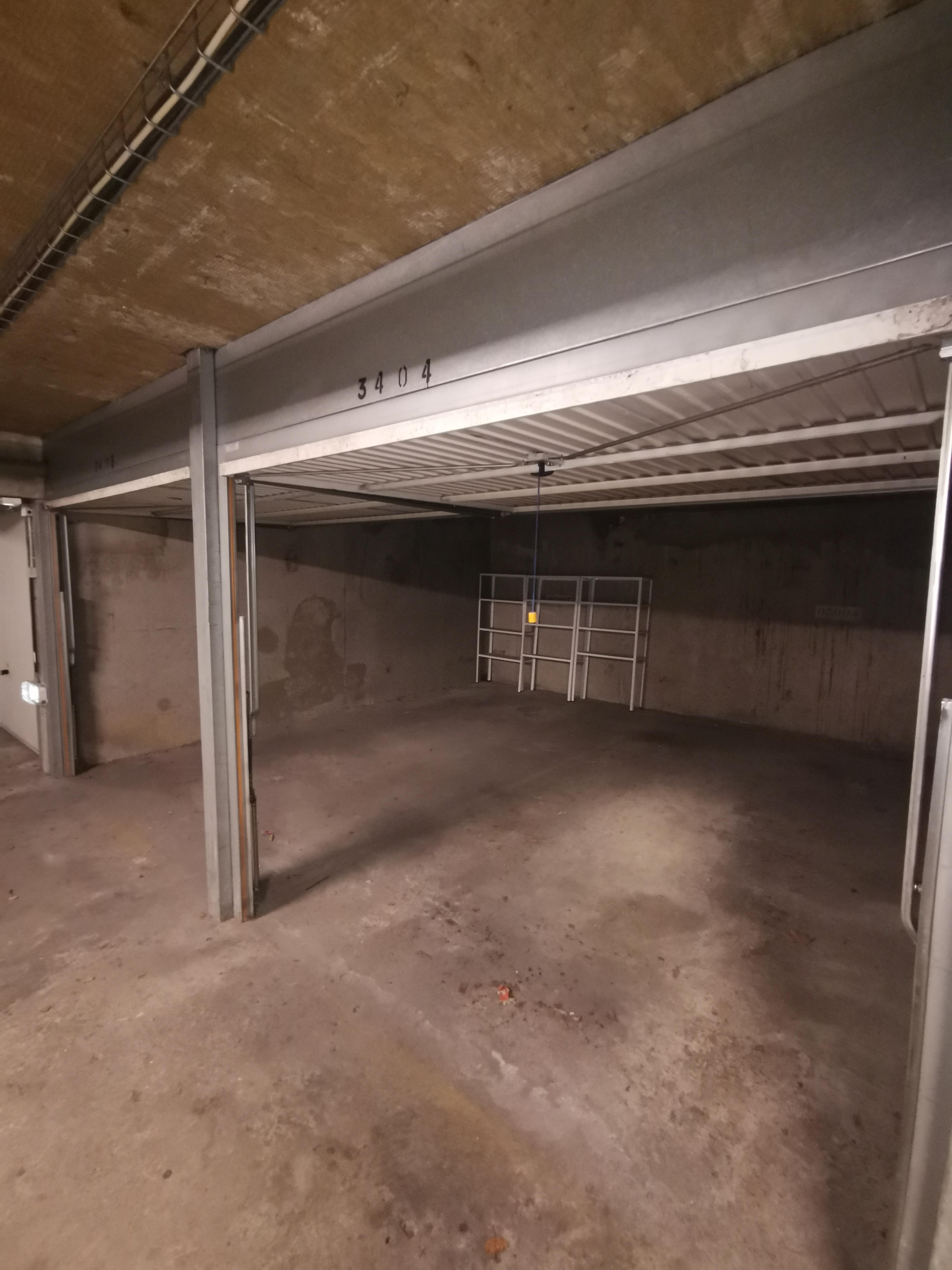 Grand garage double sécurisé en sous sol Orléans