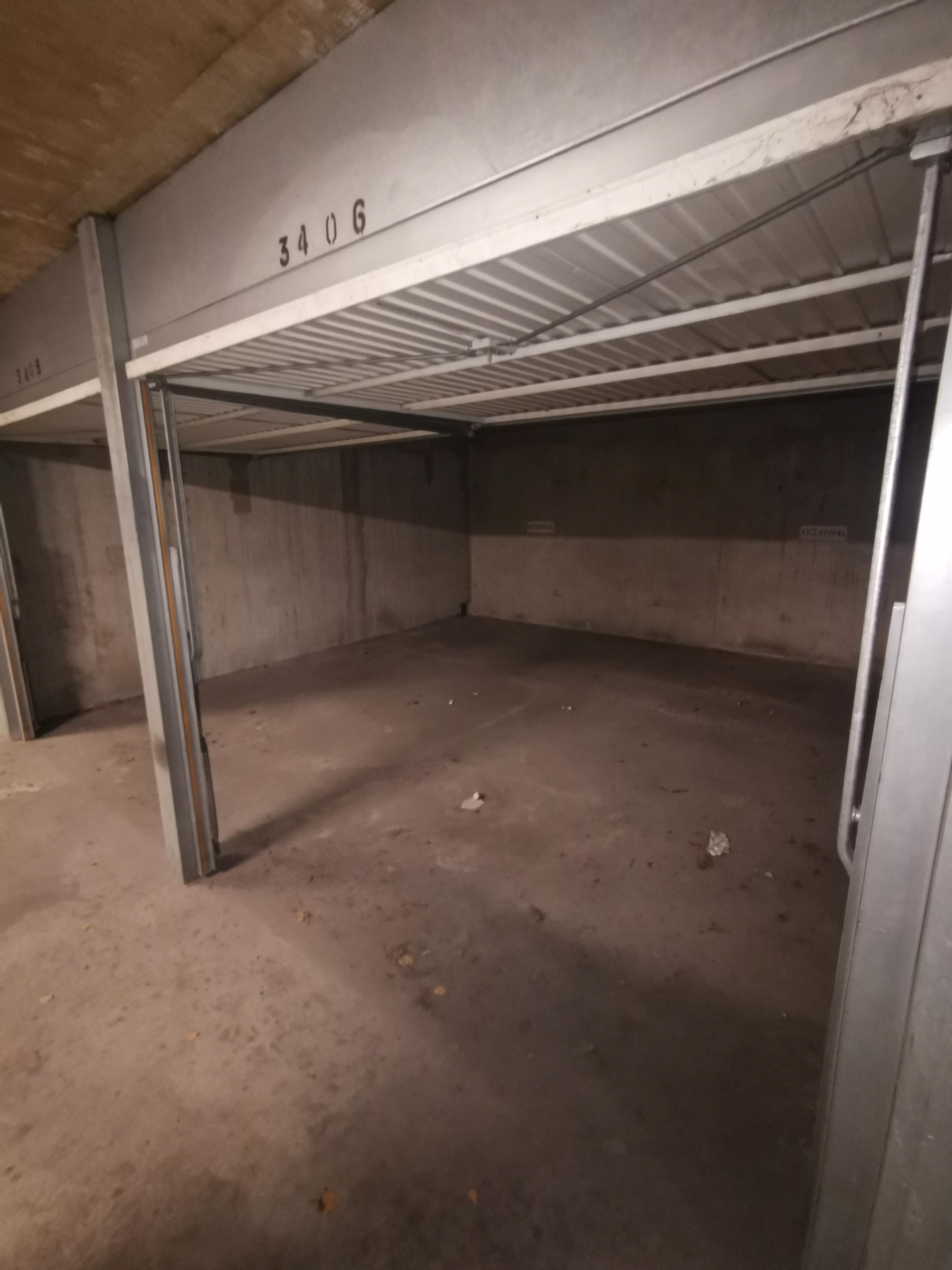 Grand garage double sécurisé à Orléans