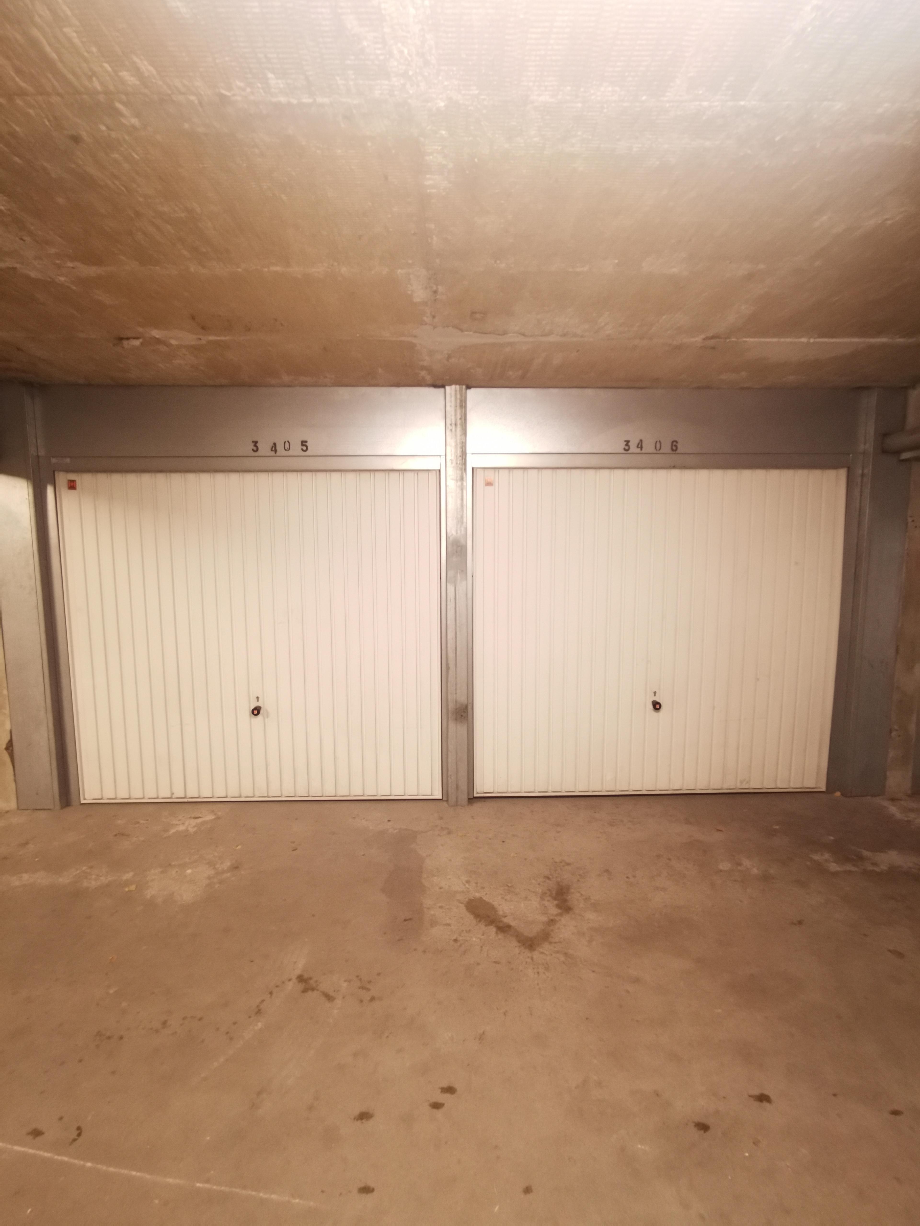 Grand garage double sécurisé à Orléans