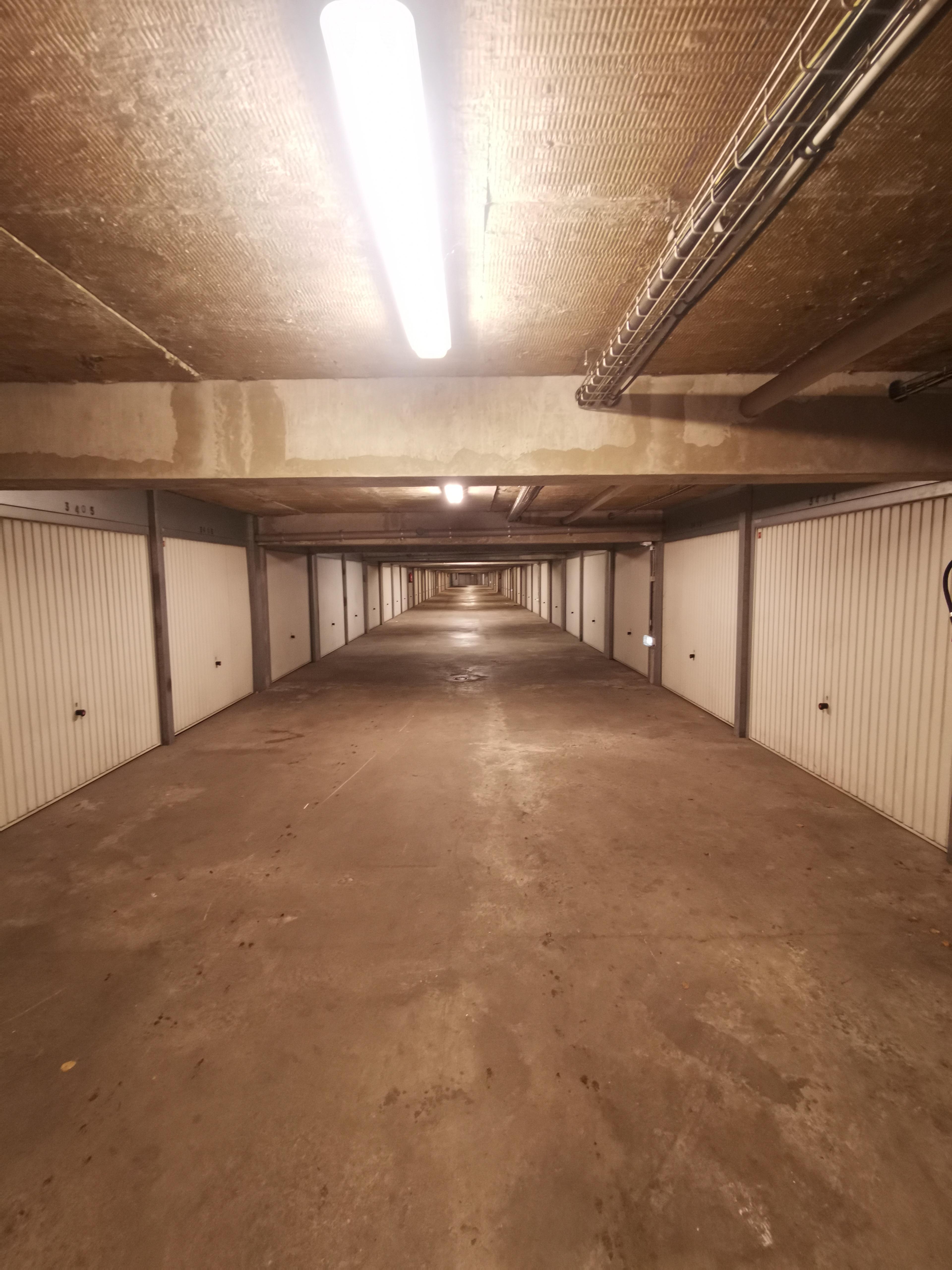 Grand garage double sécurisé à Orléans