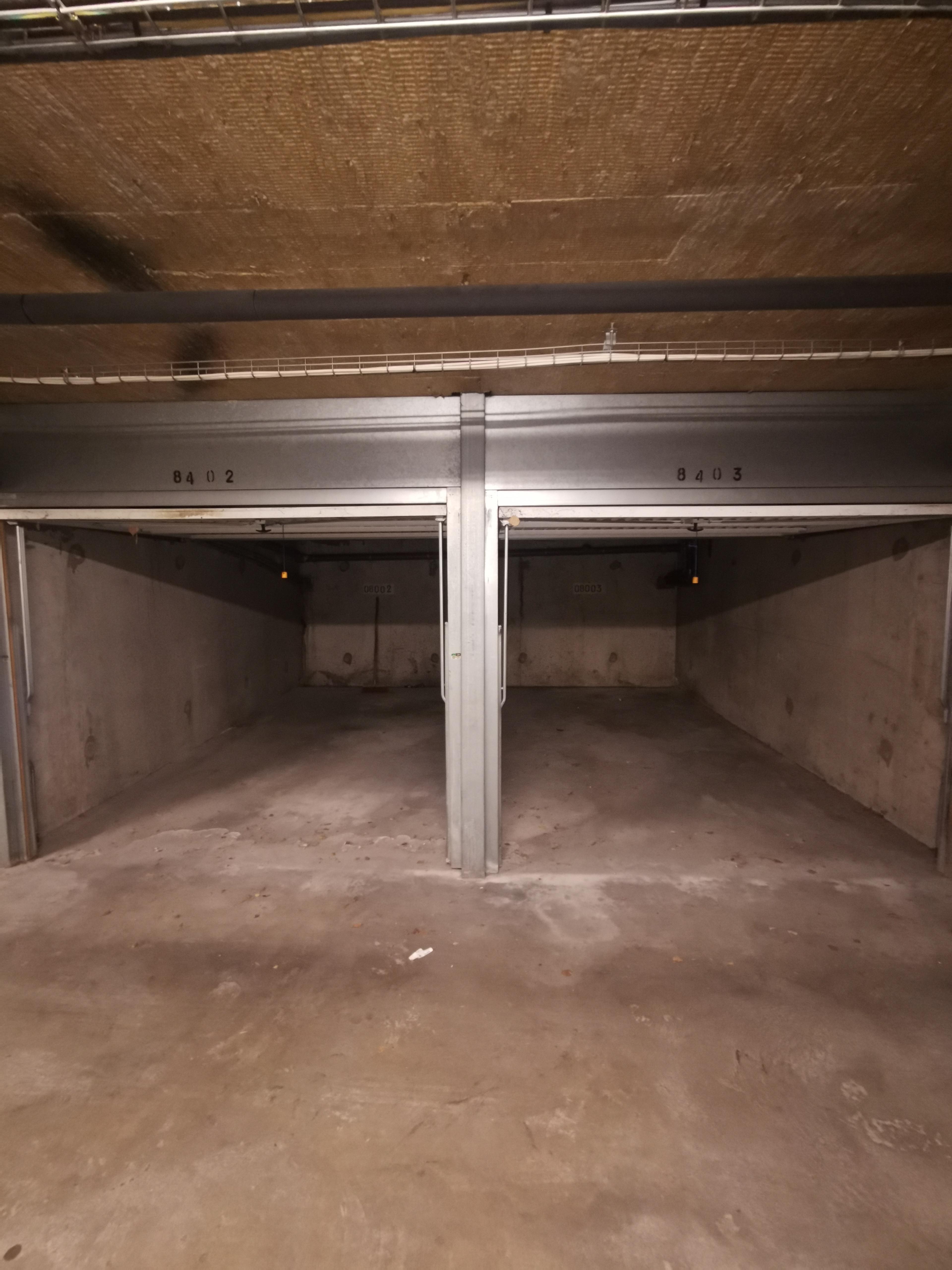 Grand garage double sécurisé à Orléans