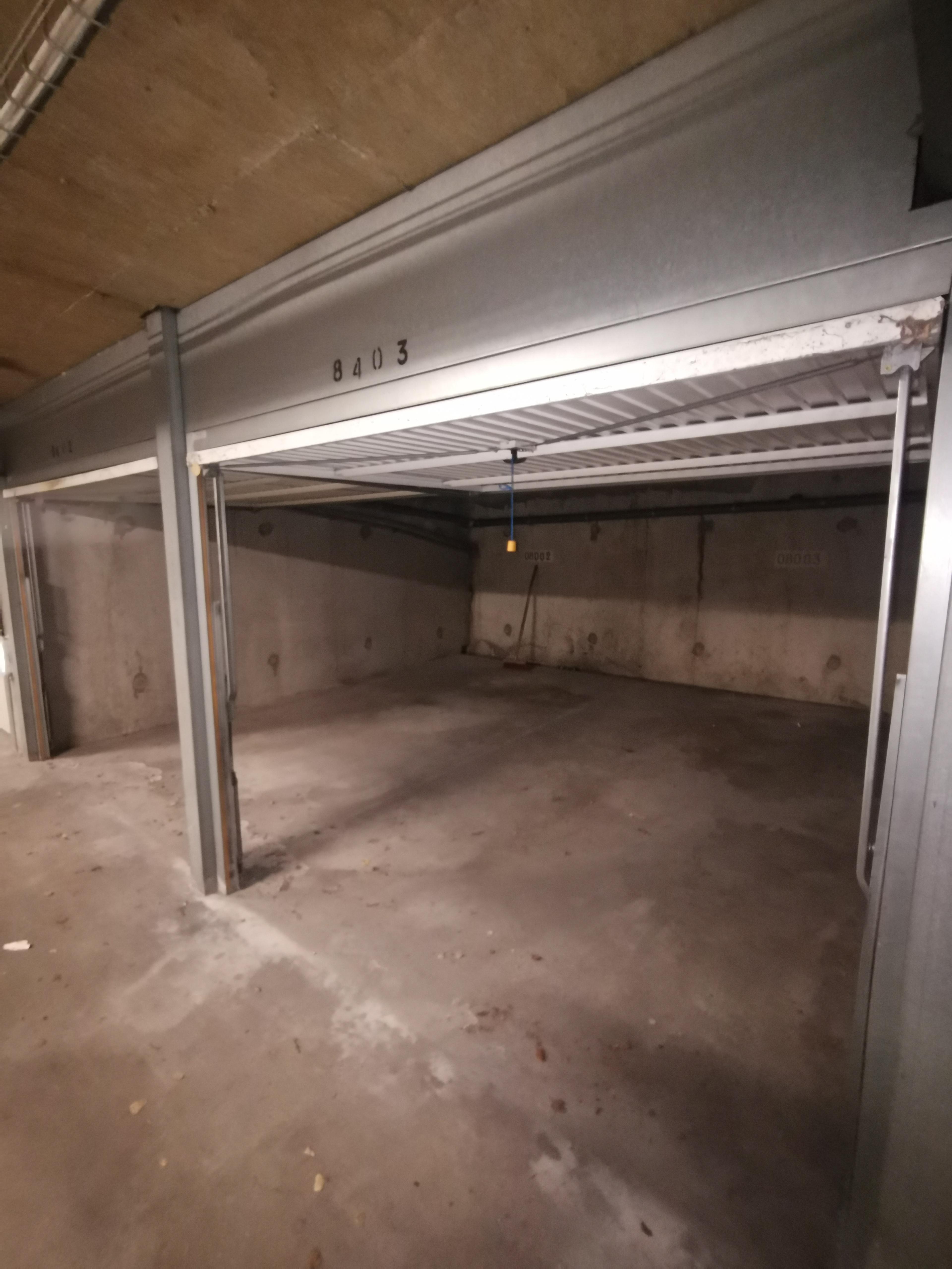 Grand garage double sécurisé à Orléans