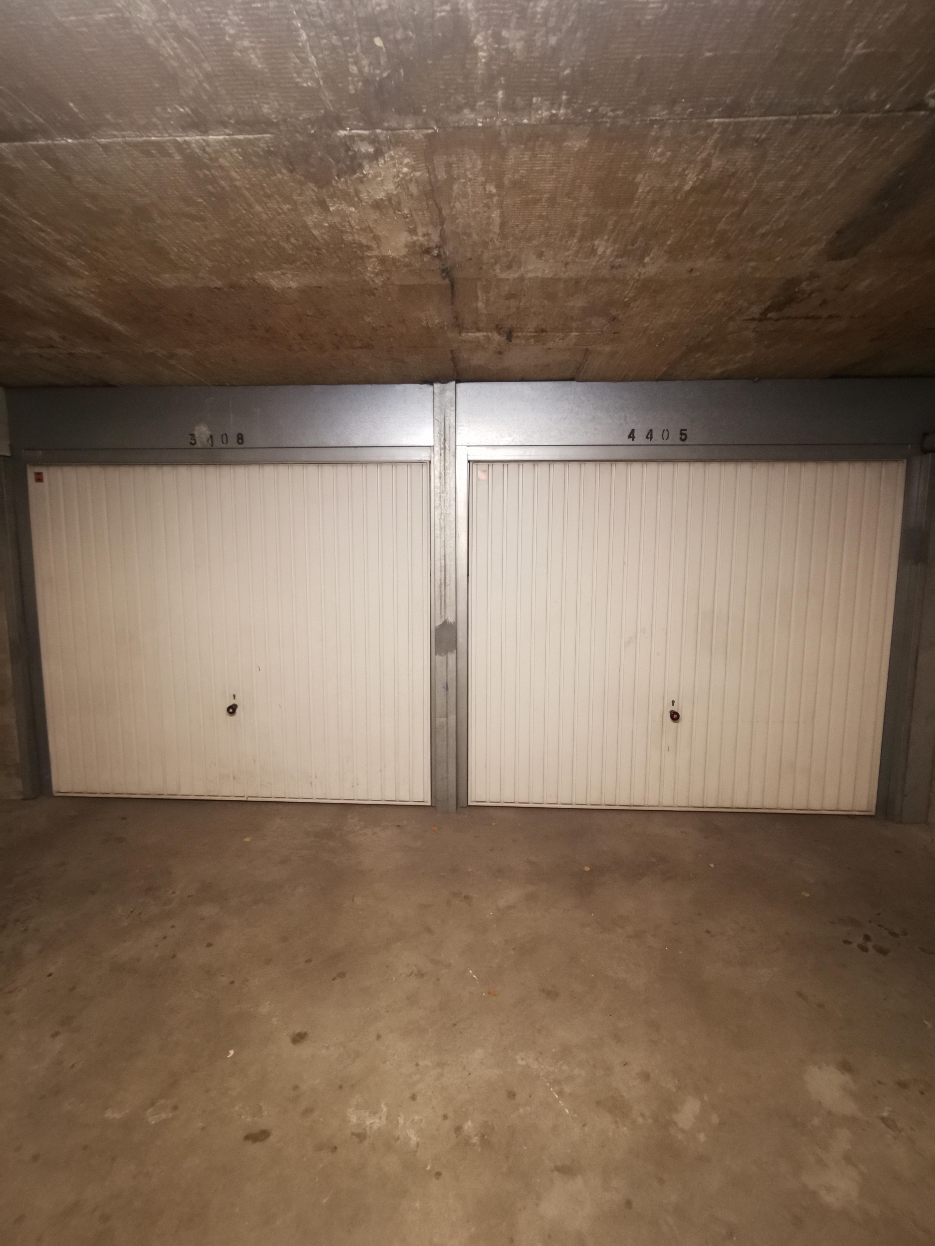 Grand garage double sécurisé à Orléans
