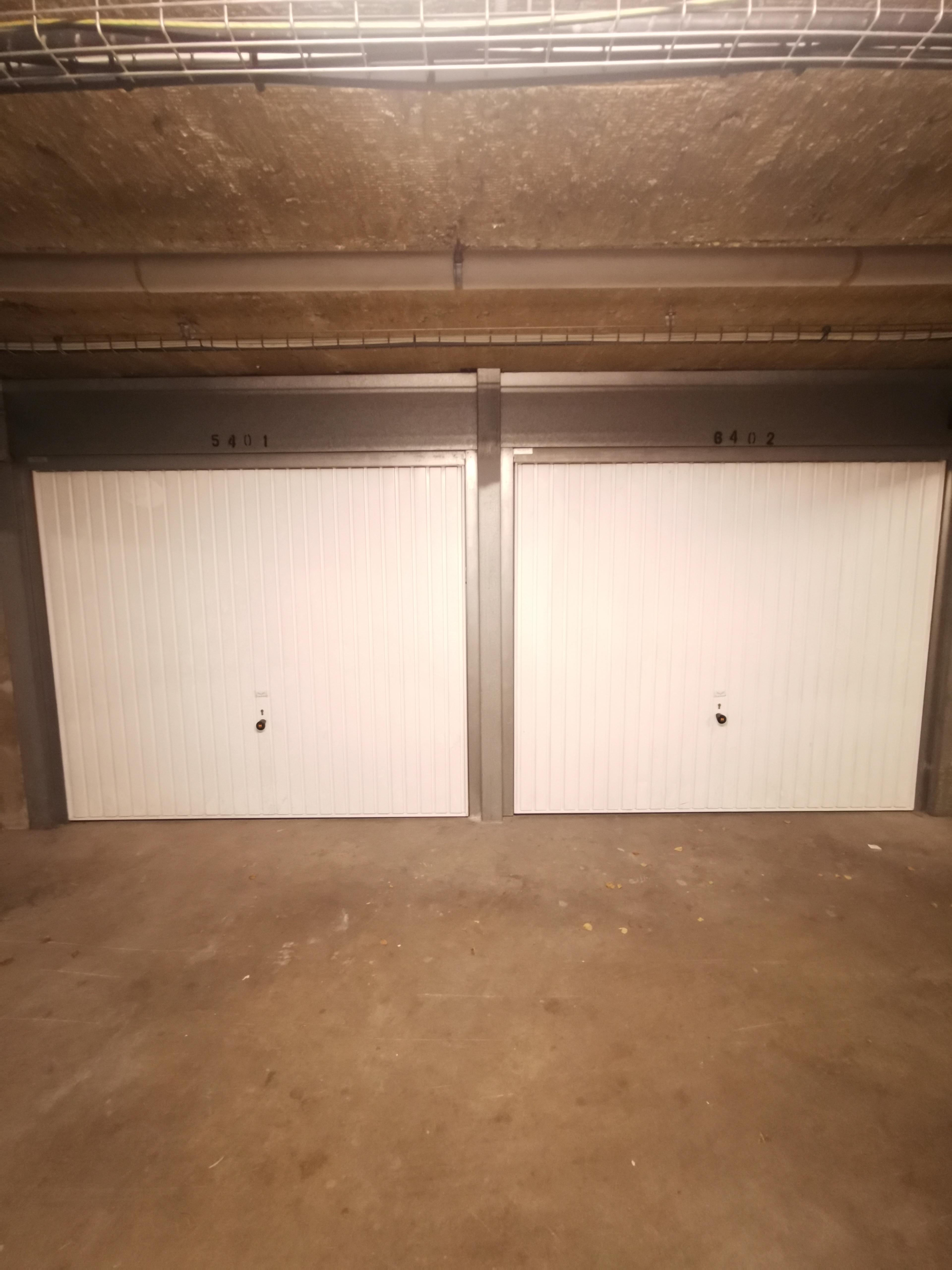 Grand garage double sécurisé à Orléans