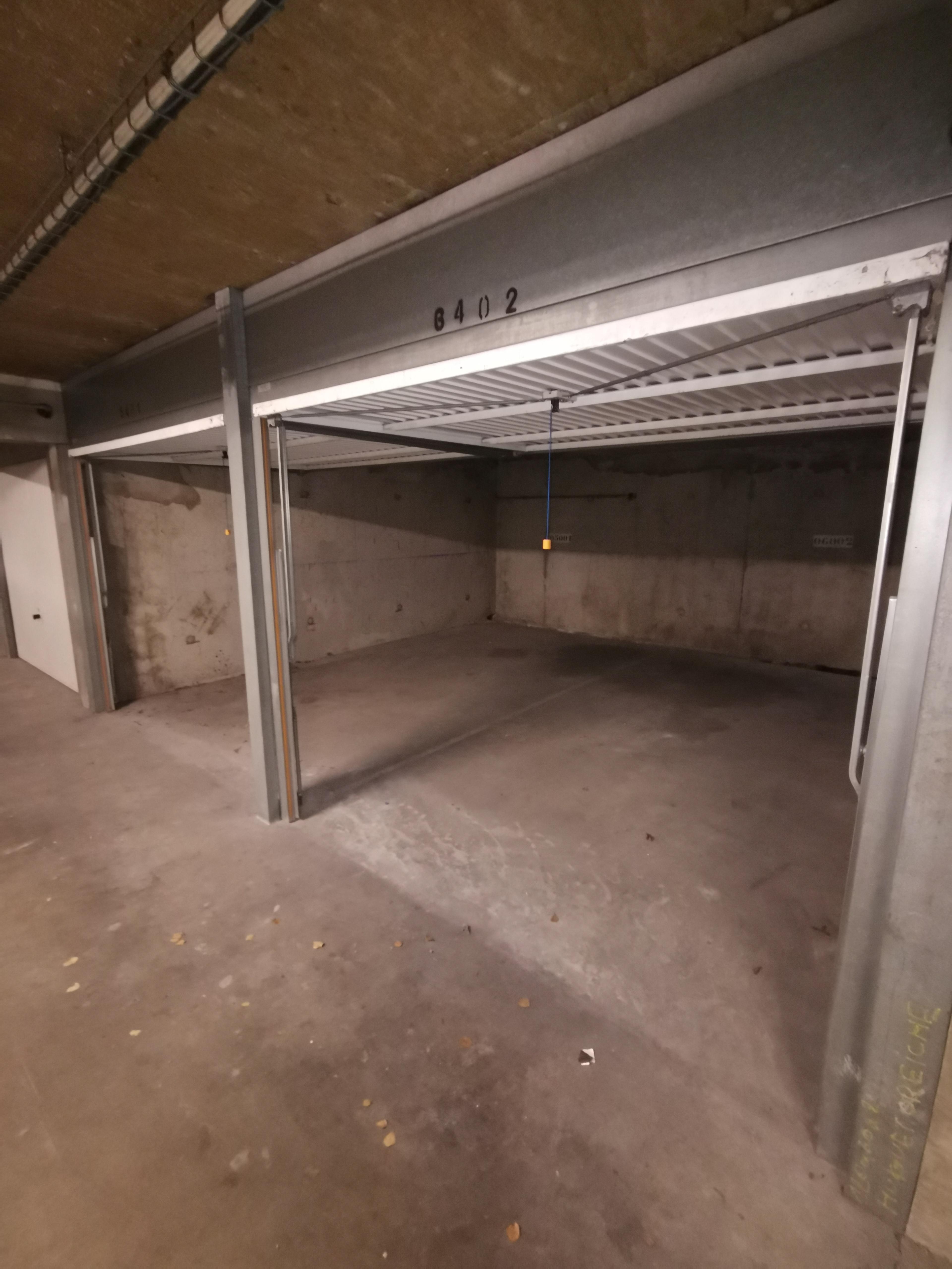Grand garage double sécurisé à Orléans