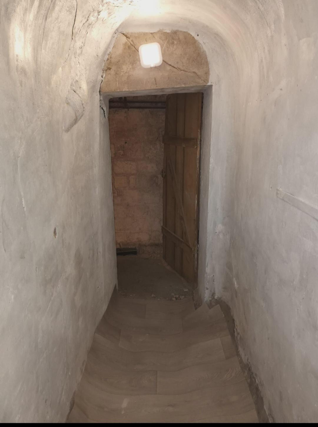 Cave 3,6m2 boulevard de Clichy métro Pigalle