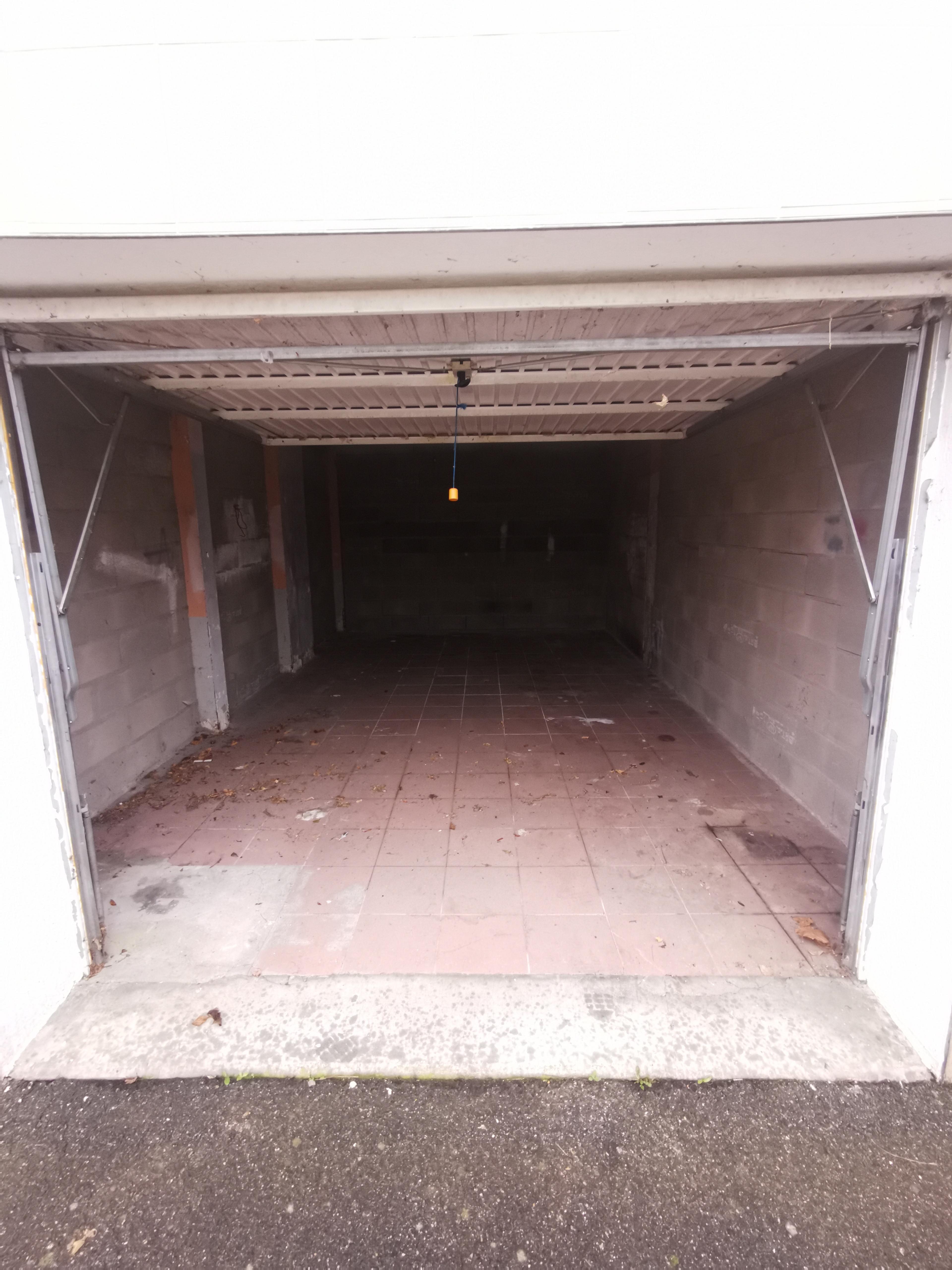 Grand garage fermé dans un secteur calme à