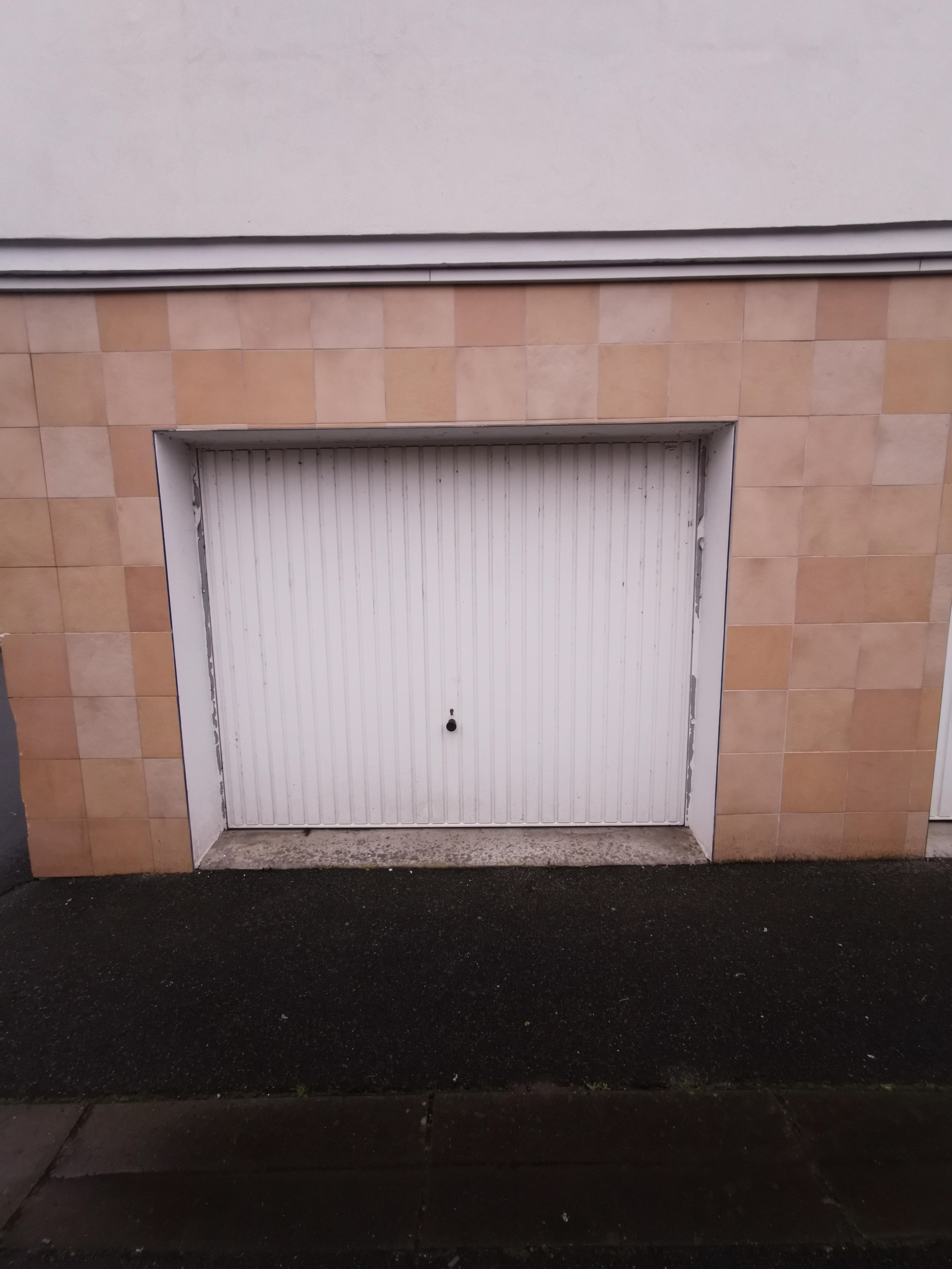 Grand garage fermé dans un secteur calme à