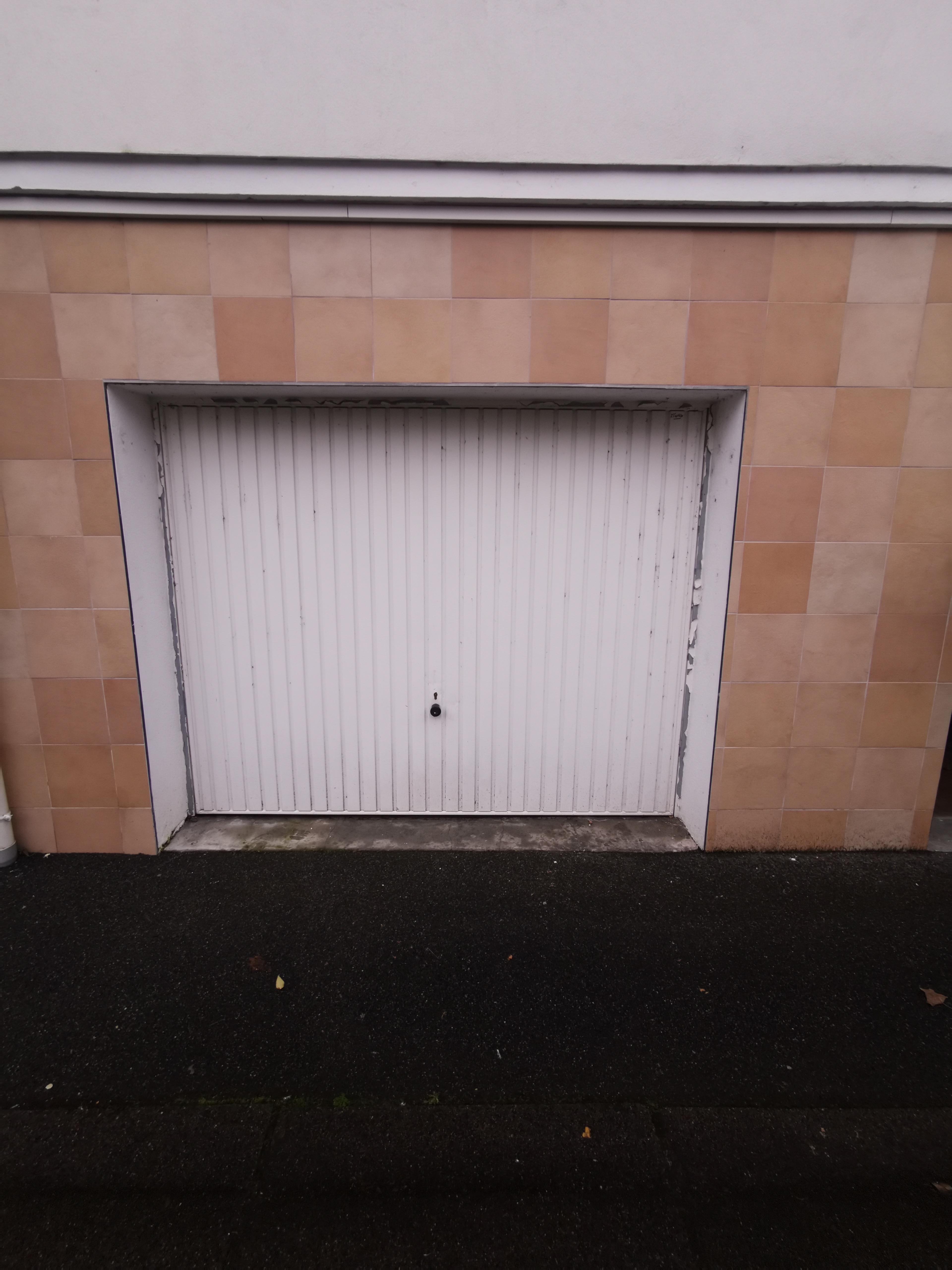 Grand garage/box à Orléans sud