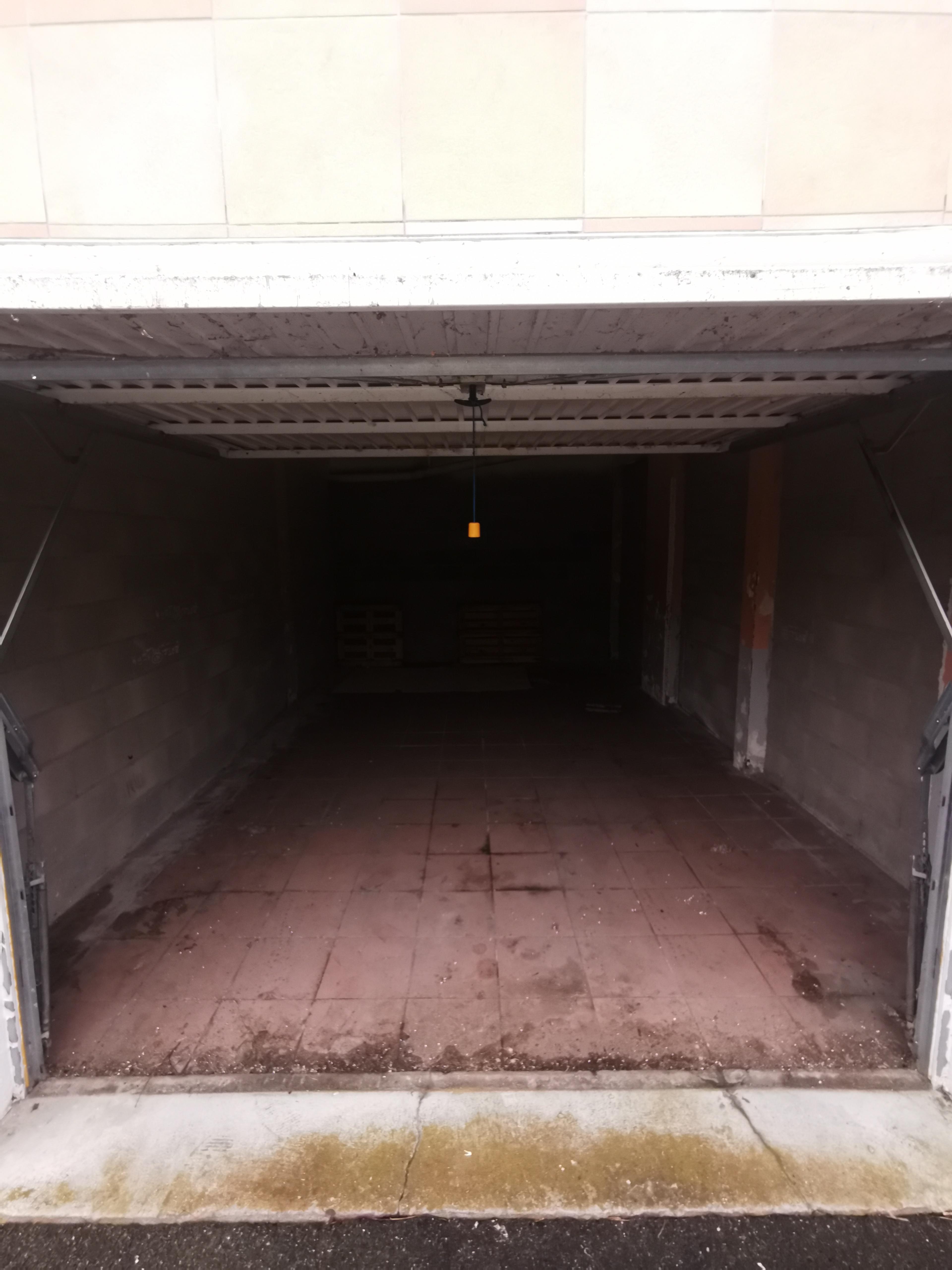 Grand garage fermé au Sud d'Orléans