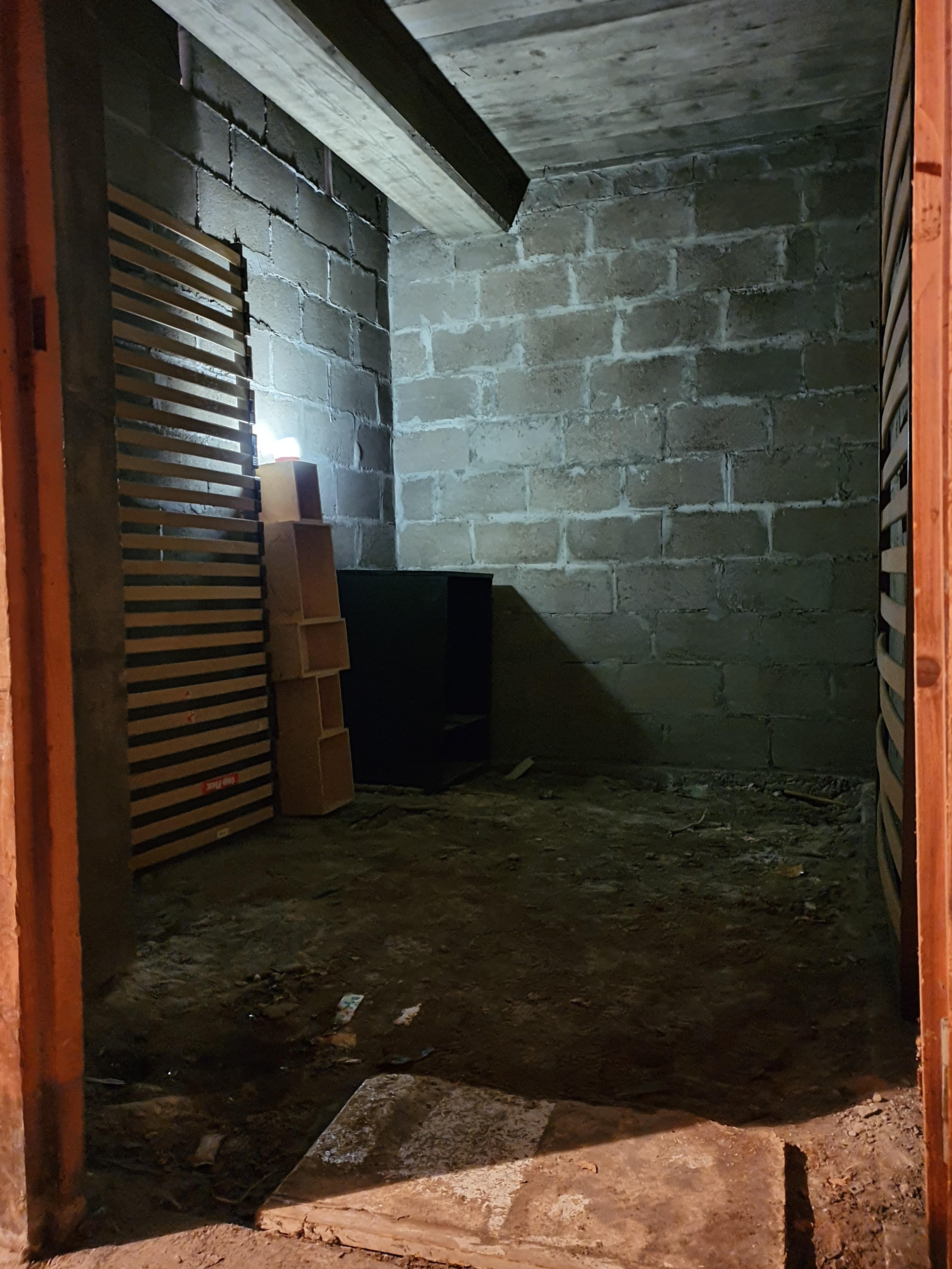 Cave vide, sécurisée et sèche - 1 mn