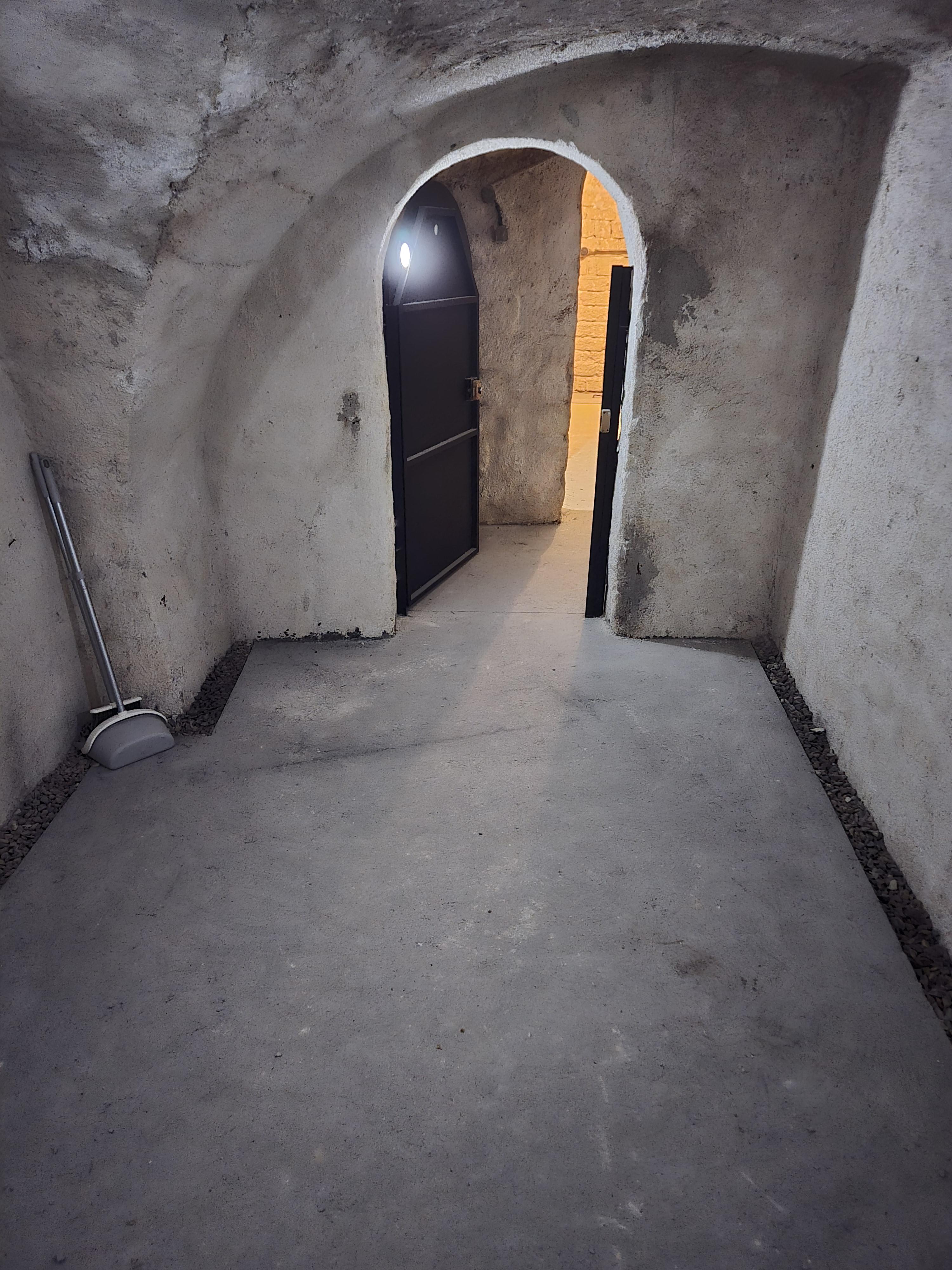 cave (sol dur et sans humidité)