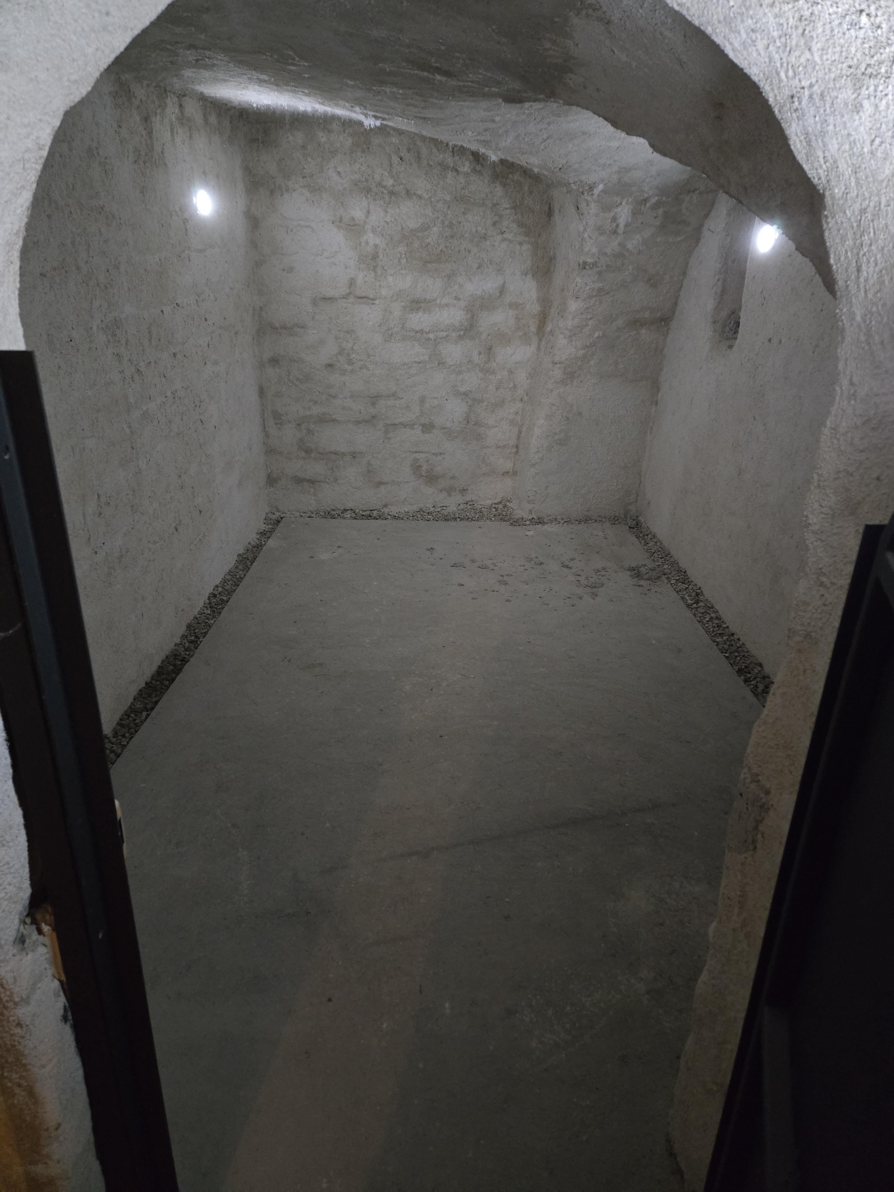 cave (sol dur et sans humidité)