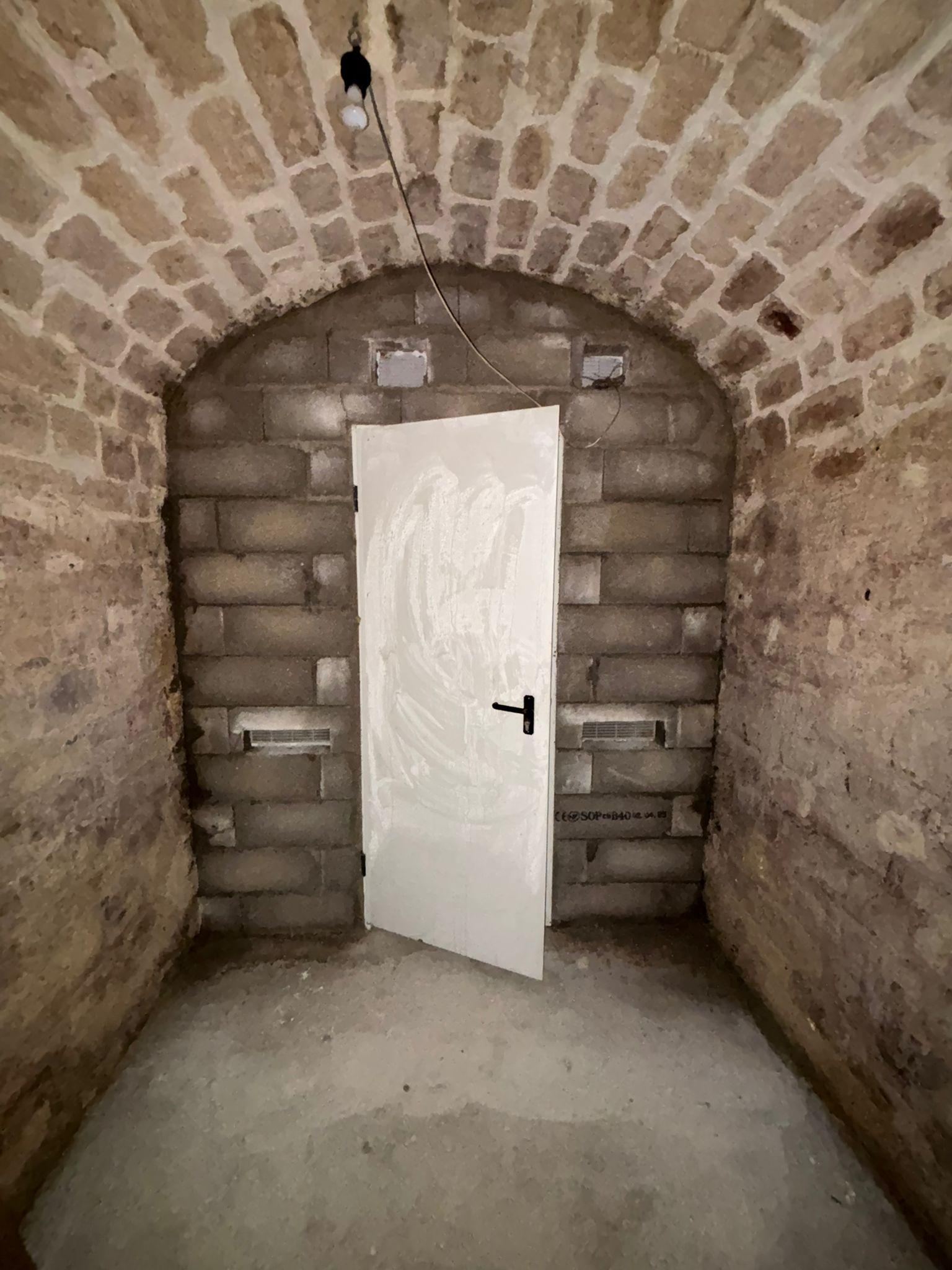 Cave en très bon état et saine dans