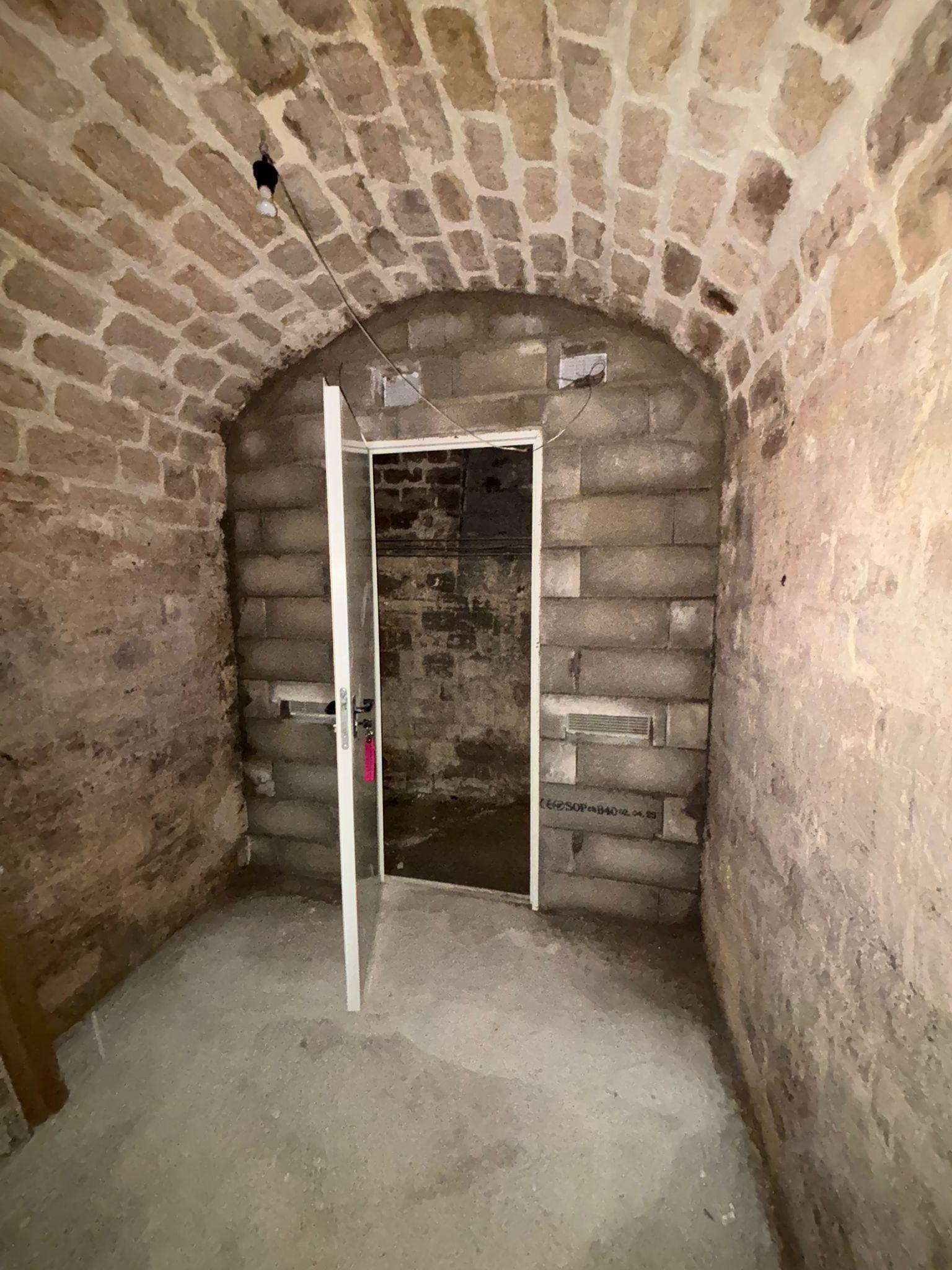 Cave en très bon état et saine dans