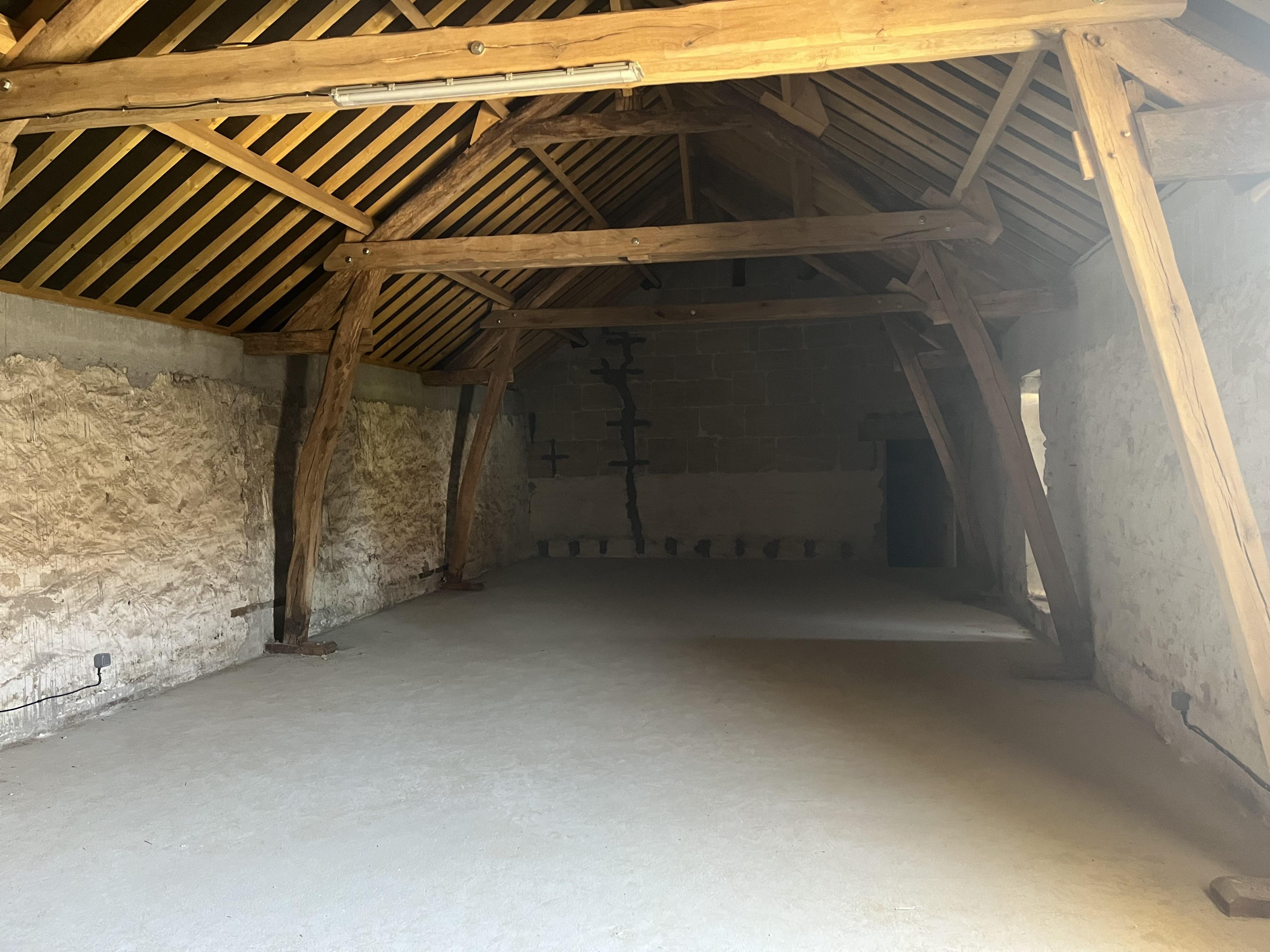 📍 À LOUER – Locaux professionnels / stockage