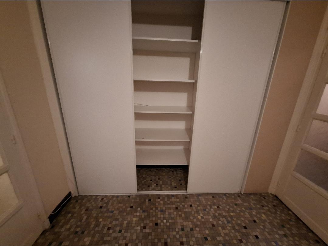 Garde meuble pour stockage sécurisée par porte blindé